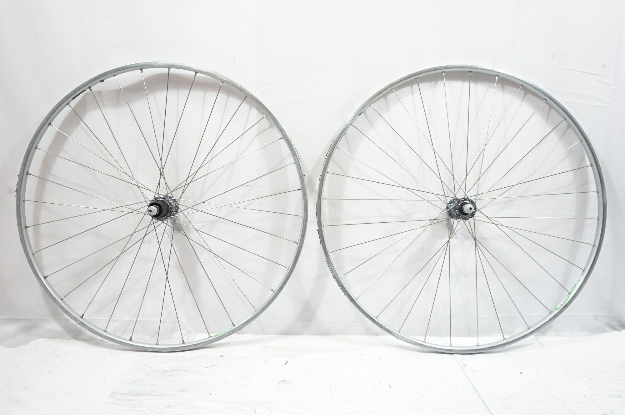 ■商品情報 サイズ：700C リムタイプ：チューブラー フリータイプ：SHIMANO 11S ブレーキタイプ：リムブレーキ 重量F：約850g（写真の状態での実測値） 重量R：約1150g（写真の状態での実測値） エンド幅：F100/R130mm ■状態 ・使用に伴うキズ、スレがございます。 ・前後とも1mm程度の振れがあります。 ・リアハブの回転にザラツキがあります。 ■付属品 ・なし（掲載されている画像の物が全てになります。） ■注意事項【在庫について】 在庫管理は細心の注意を払い行なっておりますが、システムの都合により在庫有と表記の商品につきましても、実在庫の反映との時間差により在庫が無い場合がございます。弊社はそれに伴う全てにおいて一切の責任は負いかねます事、何卒ご了承くださいませ。ご注文頂きました商品のご用意が出来かねました場合は、お電話とメールにてキャンセルご承諾お願いのご連絡をさせて頂きます。【掲載画像について】撮影方法やお客様の閲覧環境により、実際の商品とは違った色の見え方となる場合がございます。上記理由による返品、変更、キャンセルは一切お受け致しかねますまたシステム等の不備により、商品ページに別商品が含まれている、別カラー・仕様が掲載されている、商品情報に誤表記がある場合がございますご不明点がございましたら必ずご注文前にお問い合わせくださいませ。
