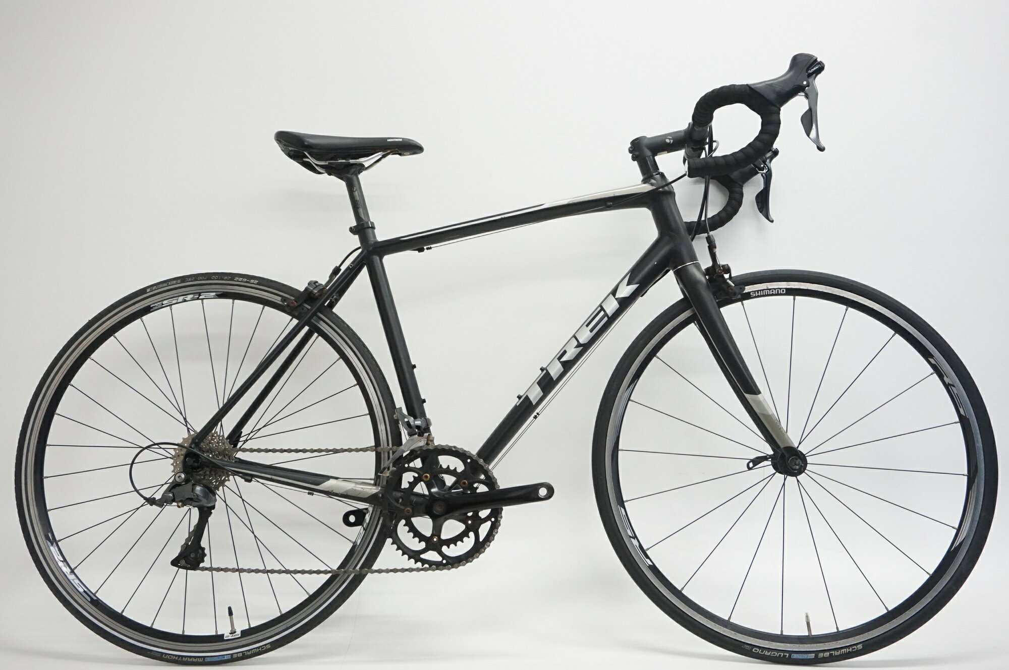 ■商品情報メーカーサイズ:56シートチューブ(C-T): 530mmトップチューブ(C-C):550mm(ホリゾンタル換算)適応身長:177-182 cm(目安)重量:約10kgフレーム材質:アルミフロントフォーク:アルミ+カーボンレバー:CLARIS R2000フロントディレイラー:CLARIS R2000リアディレイラー:CLARIS R2000ブレーキ:メーカー不明クランク:純正 50-34T 172.5mmスプロケット:SUNRACE 11-28Tシートポスト:BONTRAGER 27.2mmハンドル:BONTRAGER 420mmステム:BONTRAGER 100mmサドル:BONTRAGERホイール:純正タイヤ:700x25C変速段数:2x8付属品:なし(ペダル付属なし)■状態使用に伴うキズやヨゴレ、サビが目立ち、強めの使用感がございますが、動作に支障はございません。フレームに塗装割れあり、チェーン落ちキズがございます。タイヤ・ホイール前後メーカー、モデルが異なります。FD操作の際のレバー動作が重い状態です。 ■注意事項【在庫について】 在庫管理は細心の注意を払い行なっておりますが、システムの都合により在庫有と表記の商品につきましても、実在庫の反映との時間差により在庫が無い場合がございます。弊社はそれに伴う全てにおいて一切の責任は負いかねます事、何卒ご了承くださいませ。ご注文頂きました商品のご用意が出来かねました場合は、お電話とメールにてキャンセルご承諾お願いのご連絡をさせて頂きます。【掲載画像について】撮影方法やお客様の閲覧環境により、実際の商品とは違った色の見え方となる場合がございます。上記理由による返品、変更、キャンセルは一切お受け致しかねますまたシステム等の不備により、商品ページに別商品が含まれている、別カラー・仕様が掲載されている、商品情報に誤表記がある場合がございますご不明点がございましたら必ずご注文前にお問い合わせくださいませ。