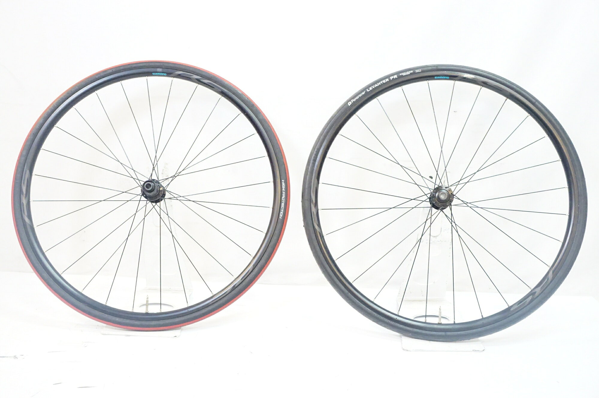 ■商品情報 サイズ: 700C リム内幅: 約19mm リムタイプ: クリンチャー ブレーキタイプ: ディスクブレーキ (センターロック) フリータイプ: SHIMANO HG 11/12s Fエンド幅: 12x100mm Rエンド幅: 12x142mm その他付属品: なし (画像に掲載しているものが全てになります。) ■状態 使用に伴う傷や多少の汚れがございます。 振れ約1mm、ハブの回転に目立つゴリ感やガタつきはございません。実用に問題のない状態です。 タイヤはある程度使用感がございますので、状態に関しては保証外といたします。 ■注意事項【在庫について】 在庫管理は細心の注意を払い行なっておりますが、システムの都合により在庫有と表記の商品につきましても、実在庫の反映との時間差により在庫が無い場合がございます。弊社はそれに伴う全てにおいて一切の責任は負いかねます事、何卒ご了承くださいませ。ご注文頂きました商品のご用意が出来かねました場合は、お電話とメールにてキャンセルご承諾お願いのご連絡をさせて頂きます。【掲載画像について】撮影方法やお客様の閲覧環境により、実際の商品とは違った色の見え方となる場合がございます。上記理由による返品、変更、キャンセルは一切お受け致しかねますまたシステム等の不備により、商品ページに別商品が含まれている、別カラー・仕様が掲載されている、商品情報に誤表記がある場合がございますご不明点がございましたら必ずご注文前にお問い合わせくださいませ。