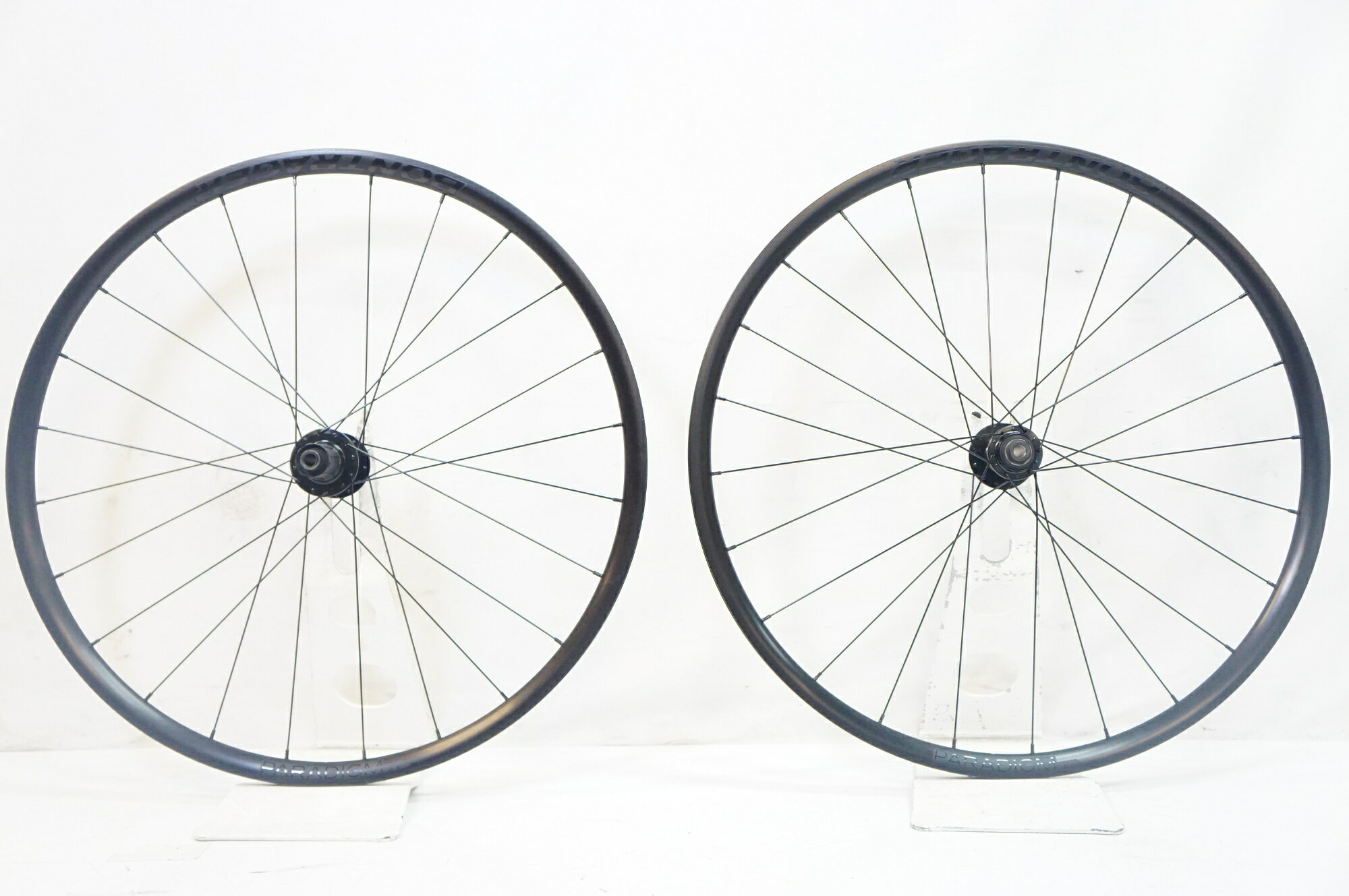 ■商品情報 サイズ: 700C リム内幅: 約21mm リムタイプ: クリンチャー ブレーキタイプ: ディスクブレーキ (6穴) フリータイプ: SHIMANO HG 11/12s Fエンド幅: 12x100mm Rエンド幅: 12x142mm その他付属品: なし (画像に掲載しているものが全てになります。) ■状態 使用に伴う小傷や多少の汚れがございます。 振れ約1mm程度です。 Fハブの玉当たりがやや渋めのため、調整が推奨されます。 ■注意事項【在庫について】 在庫管理は細心の注意を払い行なっておりますが、システムの都合により在庫有と表記の商品につきましても、実在庫の反映との時間差により在庫が無い場合がございます。弊社はそれに伴う全てにおいて一切の責任は負いかねます事、何卒ご了承くださいませ。ご注文頂きました商品のご用意が出来かねました場合は、お電話とメールにてキャンセルご承諾お願いのご連絡をさせて頂きます。【掲載画像について】撮影方法やお客様の閲覧環境により、実際の商品とは違った色の見え方となる場合がございます。上記理由による返品、変更、キャンセルは一切お受け致しかねますまたシステム等の不備により、商品ページに別商品が含まれている、別カラー・仕様が掲載されている、商品情報に誤表記がある場合がございますご不明点がございましたら必ずご注文前にお問い合わせくださいませ。