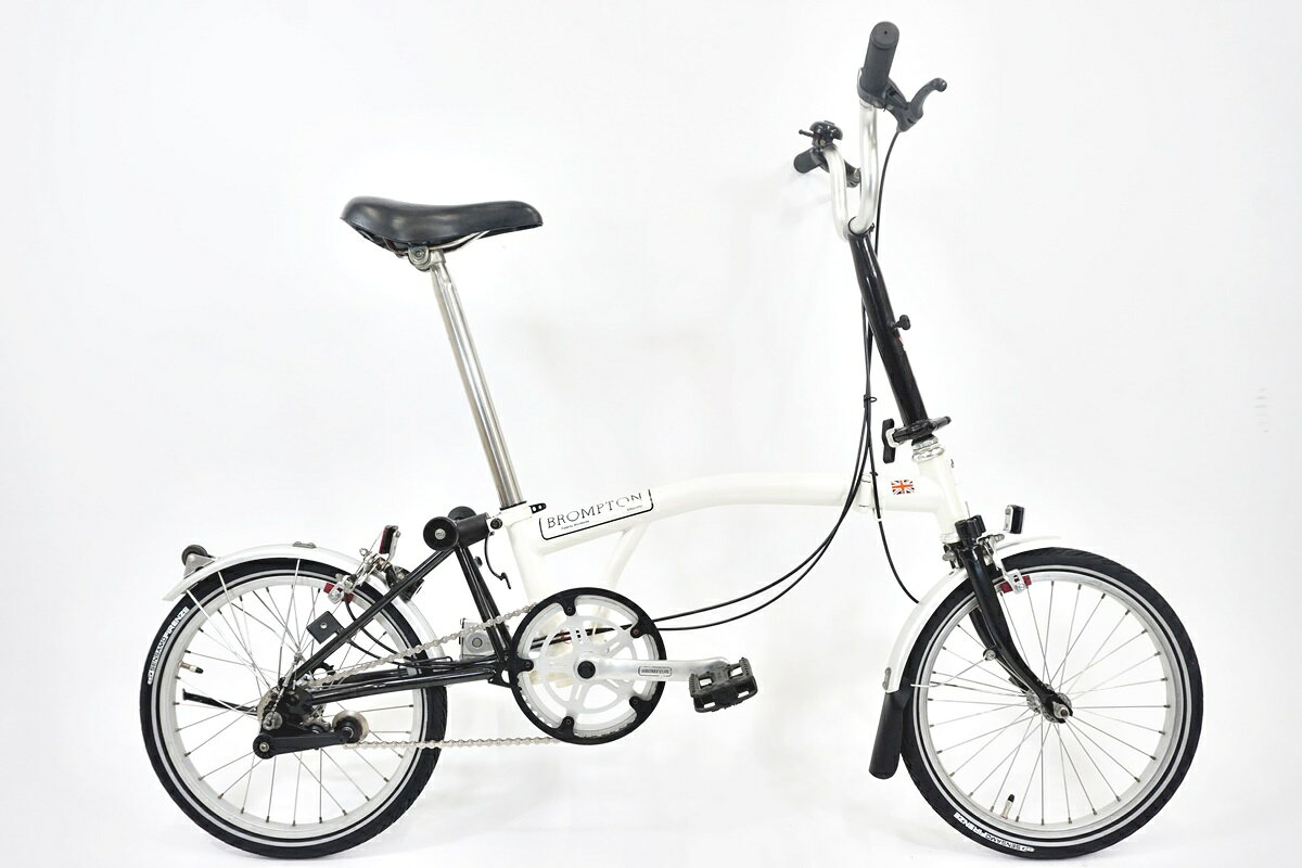 ■商品情報メーカーサイズ:ONE SIZEシートチューブ(C-T): 230mmトップチューブ(C-C):580mm(ホリゾンタル換算)適応身長:150-180cm(目安)重量:約12.66kgフレーム材質:クロモリフロントフォーク:クロモリレバー:STURMEY ARCHER 3Sフロントディレイラー:無しリアディレイラー:STURMEY ARCHER INTER3ブレーキ:純正クランク:純正 48T 170mmスプロケット:純正 13Tシートポスト:純正 31.8mmハンドル:純正 M-TYPE 510mmステム:純正サドル:純正ホイール:純正タイヤ:16x1-3/8変速段数:1x3付属品:ペダル■状態使用に伴うキズやヨゴレがございます。リアフェンダーのイージーホイール付け根が割れております。金属パーツ類に錆が出始めております。折り畳みヒンジ部分がやや硬くなっております。前ハブ、BBをOHとリアベアリンググリスアップしております。サドルのクッションにやや劣化が見られます。■注意事項【在庫について】 在庫管理は細心の注意を払い行なっておりますが、システムの都合により在庫有と表記の商品につきましても、実在庫の反映との時間差により在庫が無い場合がございます。弊社はそれに伴う全てにおいて一切の責任は負いかねます事、何卒ご了承くださいませ。ご注文頂きました商品のご用意が出来かねました場合は、お電話とメールにてキャンセルご承諾お願いのご連絡をさせて頂きます。【掲載画像について】撮影方法やお客様の閲覧環境により、実際の商品とは違った色の見え方となる場合がございます。上記理由による返品、変更、キャンセルは一切お受け致しかねますまたシステム等の不備により、商品ページに別商品が含まれている、別カラー・仕様が掲載されている、商品情報に誤表記がある場合がございますご不明点がございましたら必ずご注文前にお問い合わせくださいませ。