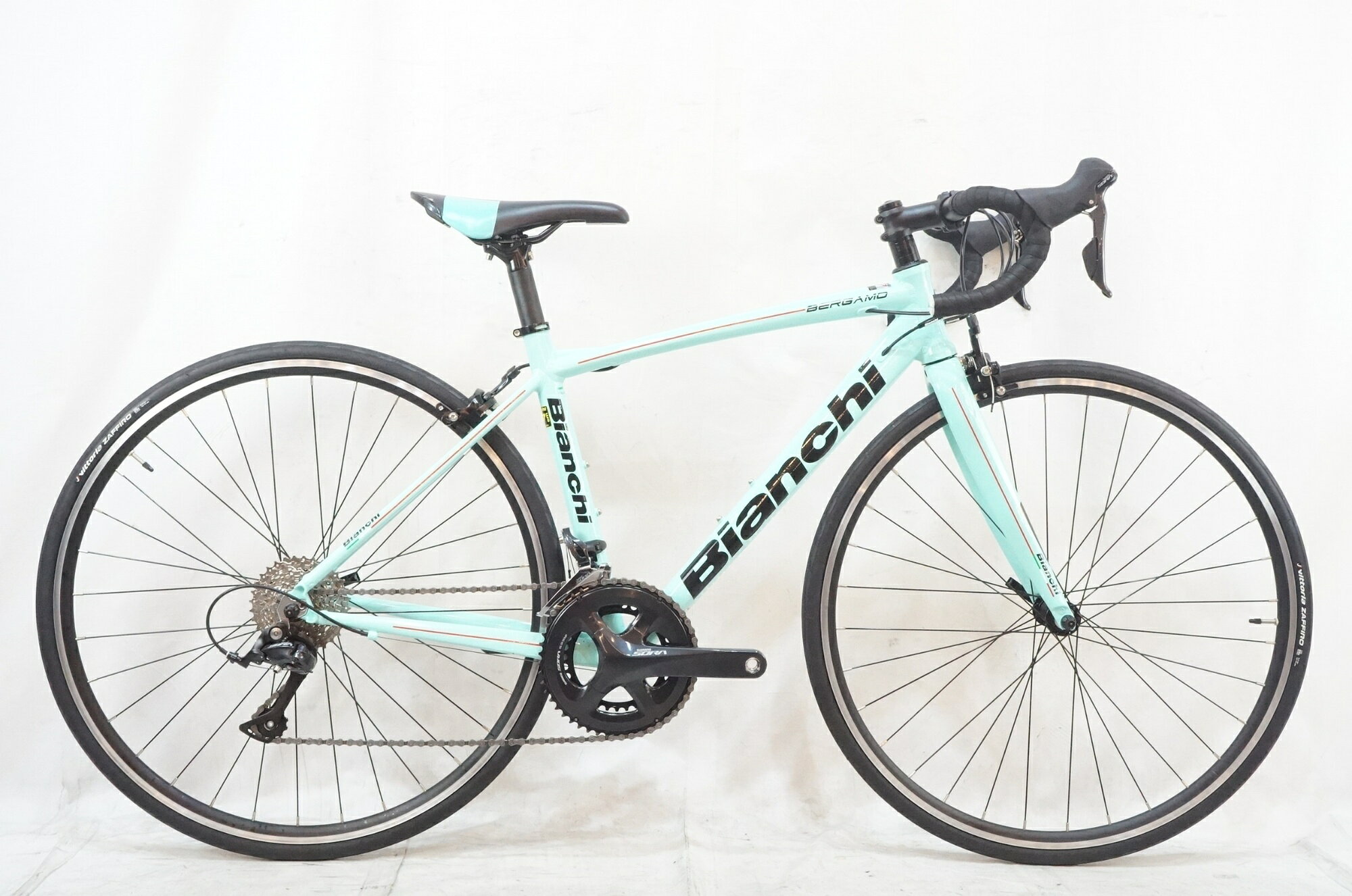 ■商品情報メーカーサイズ:47シートチューブ(C-T): 450mmトップチューブ(C-C):520mm(ホリゾンタル換算)適応身長:160-170cm(目安)重量:約9.6kgフレーム材質:アルミフロントフォーク:カーボンメインコンポ:SHIMANO SORA R3000クランク:50-34T 170mmスプロケット:11-32Tシートポスト:31.6mmハンドル:380mmステム:70mmタイヤ:700x25C変速段数:2x9付属品:なし(ペダル付属なし)■状態使用に伴うキズやヨゴレがございます。サドルに破れがございます。 ■注意事項【在庫について】 在庫管理は細心の注意を払い行なっておりますが、システムの都合により在庫有と表記の商品につきましても、実在庫の反映との時間差により在庫が無い場合がございます。弊社はそれに伴う全てにおいて一切の責任は負いかねます事、何卒ご了承くださいませ。ご注文頂きました商品のご用意が出来かねました場合は、お電話とメールにてキャンセルご承諾お願いのご連絡をさせて頂きます。【掲載画像について】撮影方法やお客様の閲覧環境により、実際の商品とは違った色の見え方となる場合がございます。上記理由による返品、変更、キャンセルは一切お受け致しかねますまたシステム等の不備により、商品ページに別商品が含まれている、別カラー・仕様が掲載されている、商品情報に誤表記がある場合がございますご不明点がございましたら必ずご注文前にお問い合わせくださいませ。