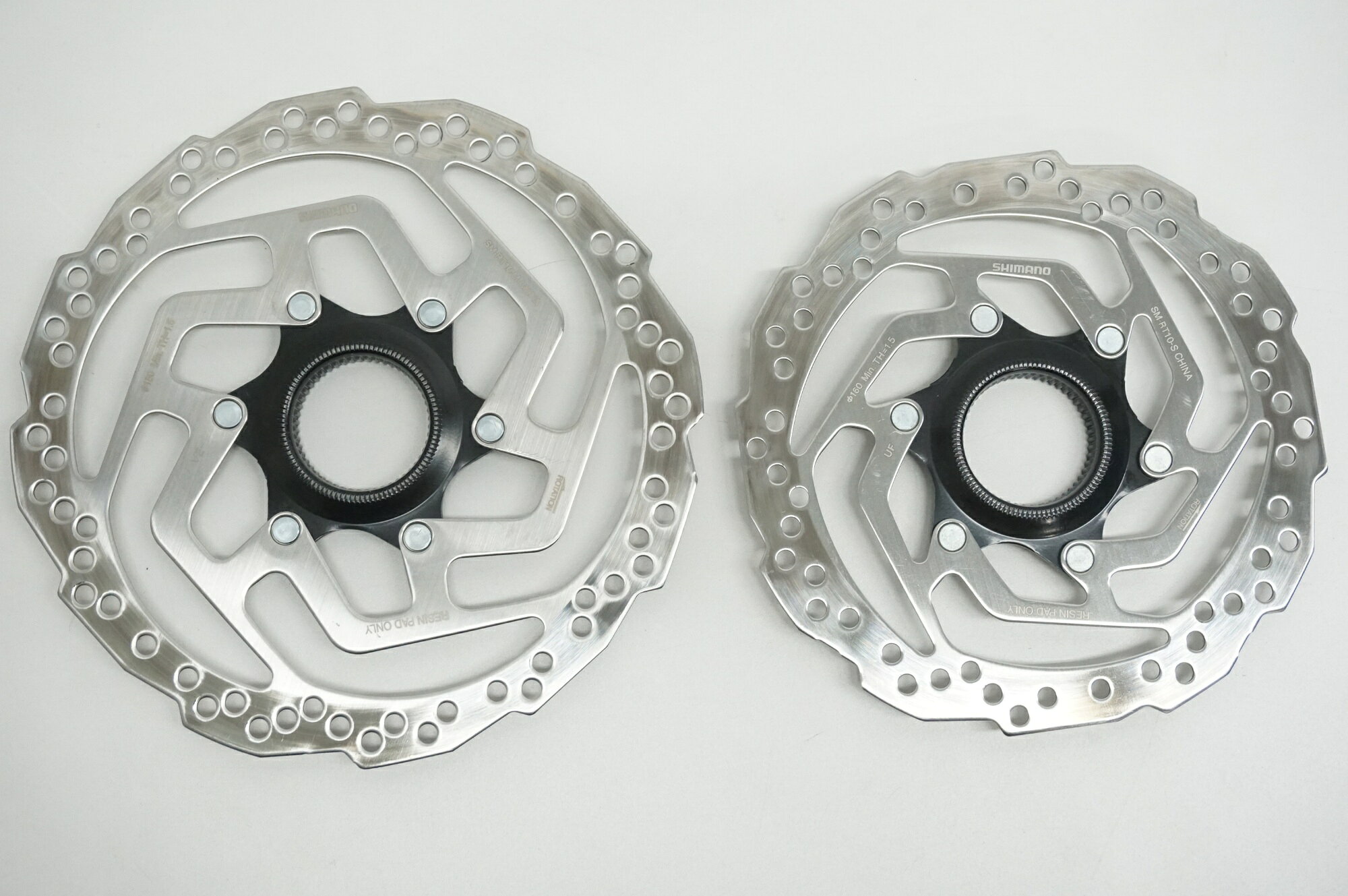 ■商品情報・径：160mm/180mm・厚み：約1.7mm(実測値)・センターロック■付属品・なし（付属品につきましては、画像に掲載しているものが全てになります。）■状態・全体的に小傷や擦れ等の使用感がございます。・実動作、音鳴りに関しては未検証です。 ■注意事項【在庫について】 在庫管理は細心の注意を払い行なっておりますが、システムの都合により在庫有と表記の商品につきましても、実在庫の反映との時間差により在庫が無い場合がございます。弊社はそれに伴う全てにおいて一切の責任は負いかねます事、何卒ご了承くださいませ。ご注文頂きました商品のご用意が出来かねました場合は、お電話とメールにてキャンセルご承諾お願いのご連絡をさせて頂きます。【掲載画像について】撮影方法やお客様の閲覧環境により、実際の商品とは違った色の見え方となる場合がございます。上記理由による返品、変更、キャンセルは一切お受け致しかねますまたシステム等の不備により、商品ページに別商品が含まれている、別カラー・仕様が掲載されている、商品情報に誤表記がある場合がございますご不明点がございましたら必ずご注文前にお問い合わせくださいませ。