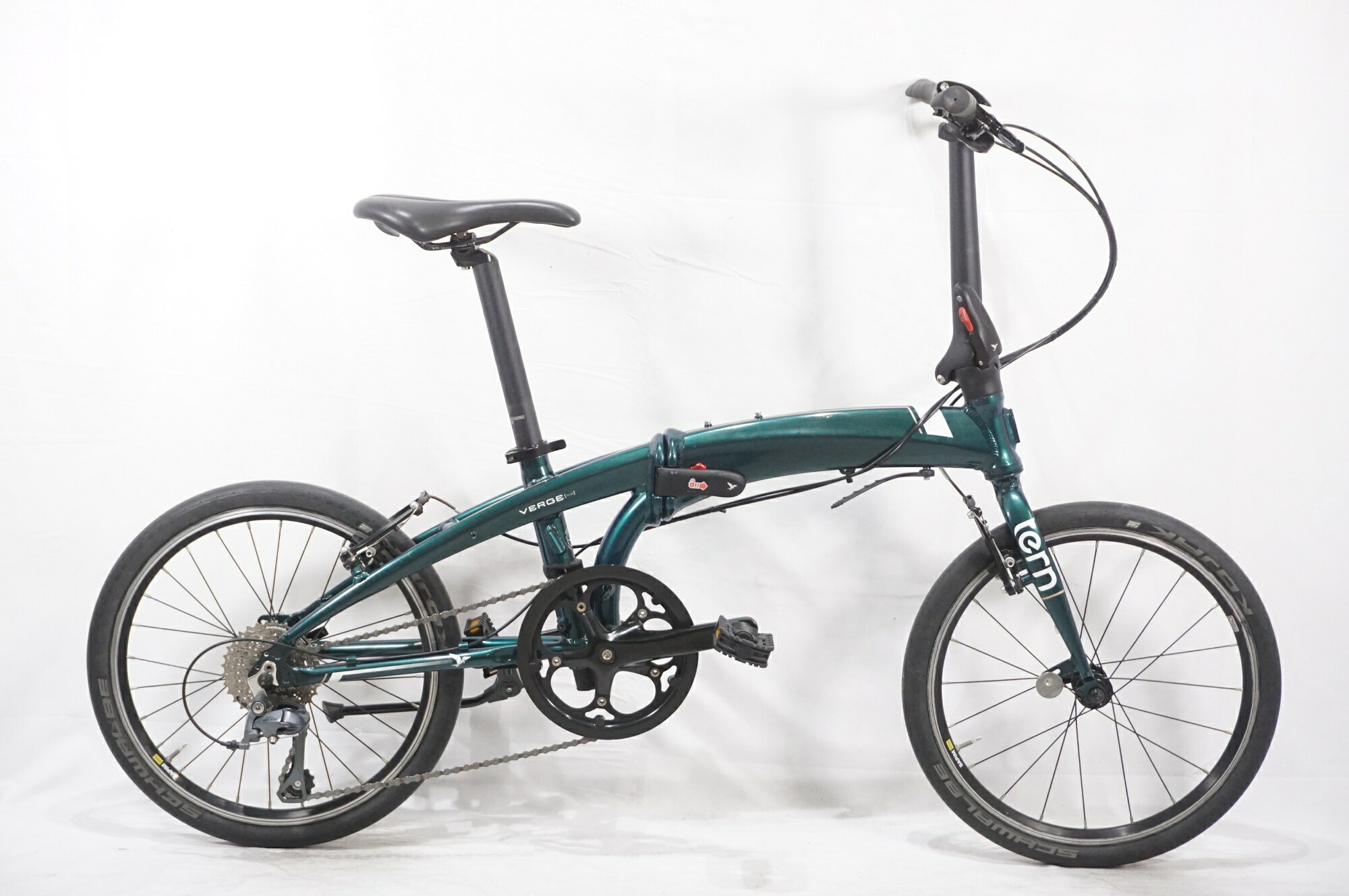 ■商品情報 メーカーサイズ:ONE SIZE シートチューブ(C-T):270mm トップチューブ(C-C):570mm(ホリゾンタル換算) 適応身長:142-190cm(目安) 重量:約11.9kg フレーム材質:アルミ フロントフォーク:スチール レバー:SHIMANO SL-M310 リアディレイラー:SHIMANO CLARIS 2400 ブレーキ:純正 クランク:純正 52T 170mm スプロケット:SHIMANO CS-HG41 11-32T シートポスト:純正 専用 ハンドル:純正 570mm サドル:純正 ホイール:純正 タイヤ:20 x 1.35 変速段数:1x8 付属品:ペダル、スタンド ■状態 使用に伴うキズやヨゴレがございます。 フレーム、フォークに目立つ傷が複数ございます。 ホイールリムに使用感あり 金属パーツにサビがございます。 ■注意事項【在庫について】 在庫管理は細心の注意を払い行なっておりますが、システムの都合により在庫有と表記の商品につきましても、実在庫の反映との時間差により在庫が無い場合がございます。弊社はそれに伴う全てにおいて一切の責任は負いかねます事、何卒ご了承くださいませ。ご注文頂きました商品のご用意が出来かねました場合は、お電話とメールにてキャンセルご承諾お願いのご連絡をさせて頂きます。【掲載画像について】撮影方法やお客様の閲覧環境により、実際の商品とは違った色の見え方となる場合がございます。上記理由による返品、変更、キャンセルは一切お受け致しかねますまたシステム等の不備により、商品ページに別商品が含まれている、別カラー・仕様が掲載されている、商品情報に誤表記がある場合がございますご不明点がございましたら必ずご注文前にお問い合わせくださいませ。