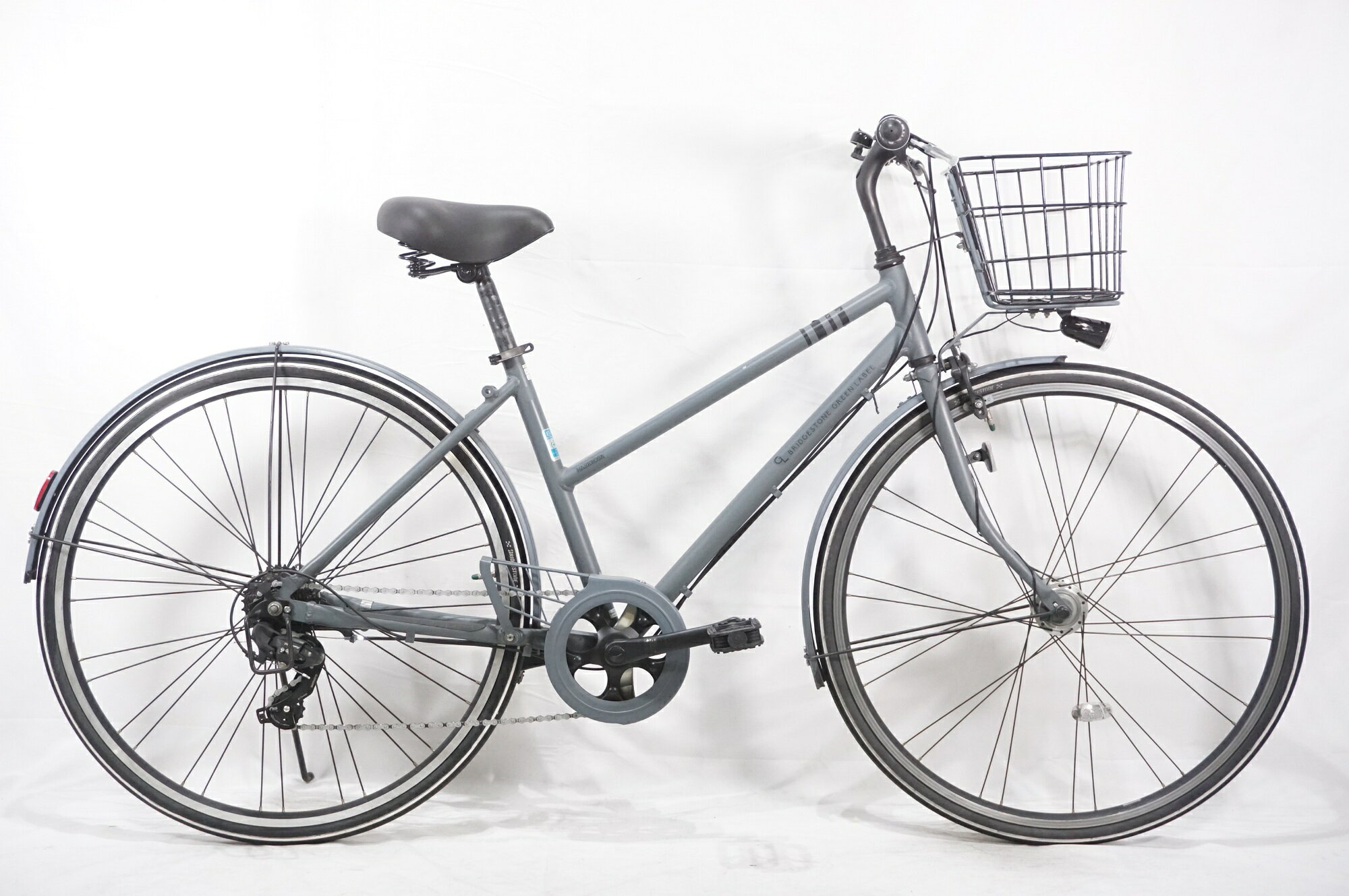 ■商品情報 メーカーサイズ:450 シートチューブ(C-T):450mm トップチューブ(C-C):575mm(ホリゾンタル換算) 適応身長:151-cm(目安) 重量:約17.2kg フレーム材質:アルミ フロントフォーク:スチール リアディレイラー:SHIMANO ブレーキ:純正 クランク:純正 42T 165mm スプロケット:SHIMANO 14-28T シートポスト:純正 27.2mm ハンドル:純正 530mm ステム:純正 サドル:ブランド不明 ホイール:純正 タイヤ:27×1-3/8 変速段数:1x7 付属品:ペダル、スタンド ■状態 使用に伴うキズやヨゴレがございます。 タイヤサイドにひび割れがございます。 部分的な金属サビがございます。 ■配送方法 ※アートセッティングデリバリー家財おまかせ便での配送となります。 ■注意事項【在庫について】 在庫管理は細心の注意を払い行なっておりますが、システムの都合により在庫有と表記の商品につきましても、実在庫の反映との時間差により在庫が無い場合がございます。弊社はそれに伴う全てにおいて一切の責任は負いかねます事、何卒ご了承くださいませ。ご注文頂きました商品のご用意が出来かねました場合は、お電話とメールにてキャンセルご承諾お願いのご連絡をさせて頂きます。【掲載画像について】撮影方法やお客様の閲覧環境により、実際の商品とは違った色の見え方となる場合がございます。上記理由による返品、変更、キャンセルは一切お受け致しかねますまたシステム等の不備により、商品ページに別商品が含まれている、別カラー・仕様が掲載されている、商品情報に誤表記がある場合がございますご不明点がございましたら必ずご注文前にお問い合わせくださいませ。