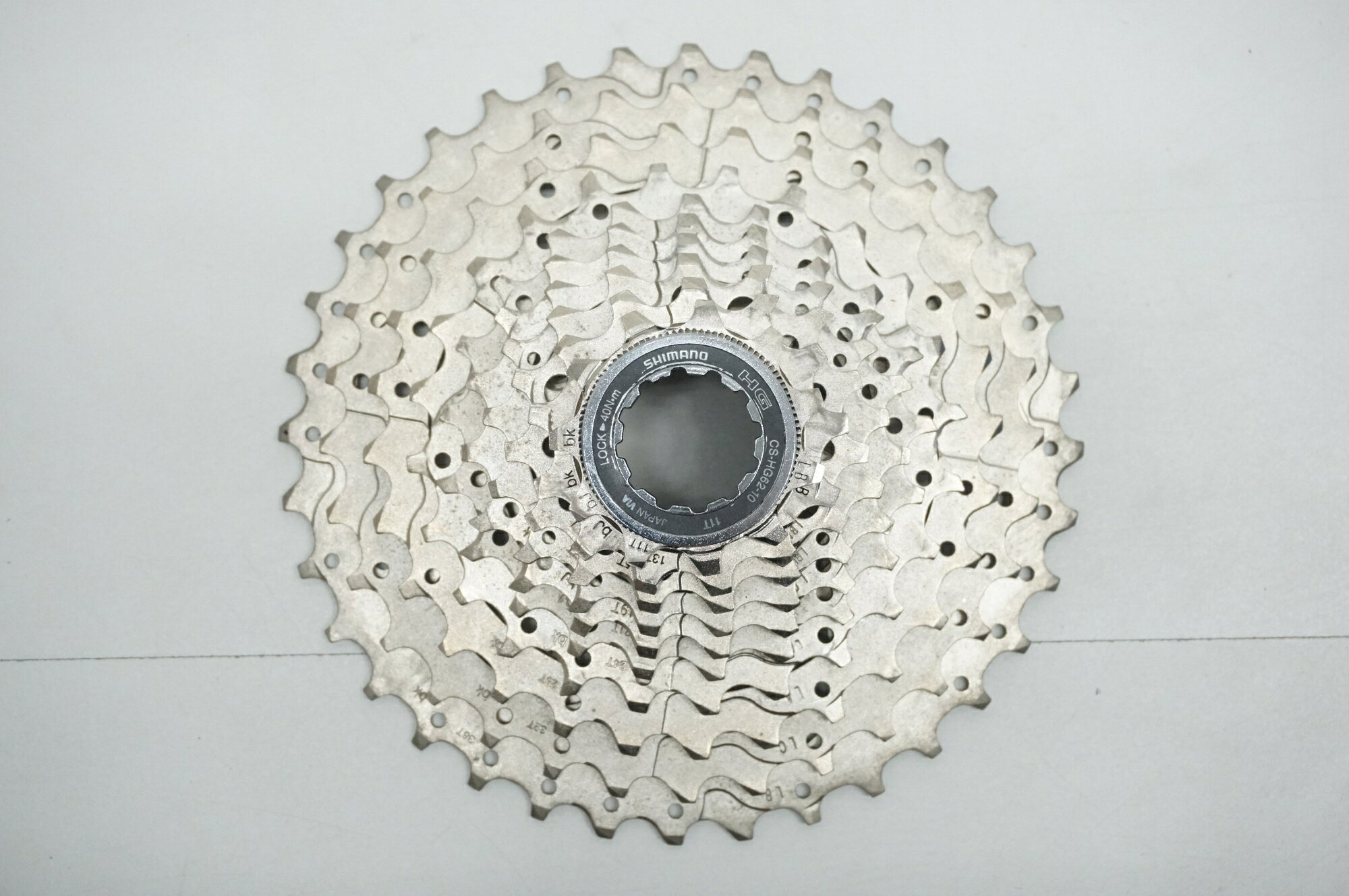 ■商品情報・歯数：11-36T・速数：10S・重量：約456g(実測値)■付属品・なし、スペーサーなし（付属品につきましては、画像に掲載しているものが全てになります。）■状態・全体的に小傷や摩耗、汚れ等の使用感がございますが、使用に問題はございません。 ■注意事項【在庫について】 在庫管理は細心の注意を払い行なっておりますが、システムの都合により在庫有と表記の商品につきましても、実在庫の反映との時間差により在庫が無い場合がございます。弊社はそれに伴う全てにおいて一切の責任は負いかねます事、何卒ご了承くださいませ。ご注文頂きました商品のご用意が出来かねました場合は、お電話とメールにてキャンセルご承諾お願いのご連絡をさせて頂きます。【掲載画像について】撮影方法やお客様の閲覧環境により、実際の商品とは違った色の見え方となる場合がございます。上記理由による返品、変更、キャンセルは一切お受け致しかねますまたシステム等の不備により、商品ページに別商品が含まれている、別カラー・仕様が掲載されている、商品情報に誤表記がある場合がございますご不明点がございましたら必ずご注文前にお問い合わせくださいませ。