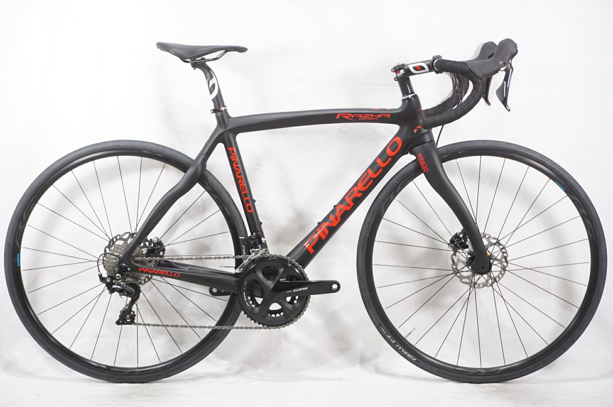 ■商品情報 メーカーサイズ:500 シートチューブ(C-T):520mm トップチューブ(C-C):520mm(ホリゾンタル換算) 適応身長:167-172cm(目安) 重量:約8.95kg フレーム材質:カーボン フロントフォーク:カーボン レバー:SHIMANO 105 R7020 フロントディレイラー:SHIMANO 105 R7000 リアディレイラー:SHIMANO 105 R7000 ブレーキ:SHIMANO 105 R7070 クランク:SHIMANO 105 R7000 50-34T 170mm スプロケット:SHIMANO 105 R7000 11-30T シートポスト:MOST 31.6mm ハンドル:MOST 400mm ステム:MOST 100mm サドル:MOST ホイール:SHIMANO RS タイヤ:700x28C 変速段数:2x11 付属品:なし(ペダル付属なし) ■状態 使用に伴うキズやヨゴレがございますが、全体的に使用感は少なく状態良好です。 ■注意事項【在庫について】 在庫管理は細心の注意を払い行なっておりますが、システムの都合により在庫有と表記の商品につきましても、実在庫の反映との時間差により在庫が無い場合がございます。弊社はそれに伴う全てにおいて一切の責任は負いかねます事、何卒ご了承くださいませ。ご注文頂きました商品のご用意が出来かねました場合は、お電話とメールにてキャンセルご承諾お願いのご連絡をさせて頂きます。【掲載画像について】撮影方法やお客様の閲覧環境により、実際の商品とは違った色の見え方となる場合がございます。上記理由による返品、変更、キャンセルは一切お受け致しかねますまたシステム等の不備により、商品ページに別商品が含まれている、別カラー・仕様が掲載されている、商品情報に誤表記がある場合がございますご不明点がございましたら必ずご注文前にお問い合わせくださいませ。