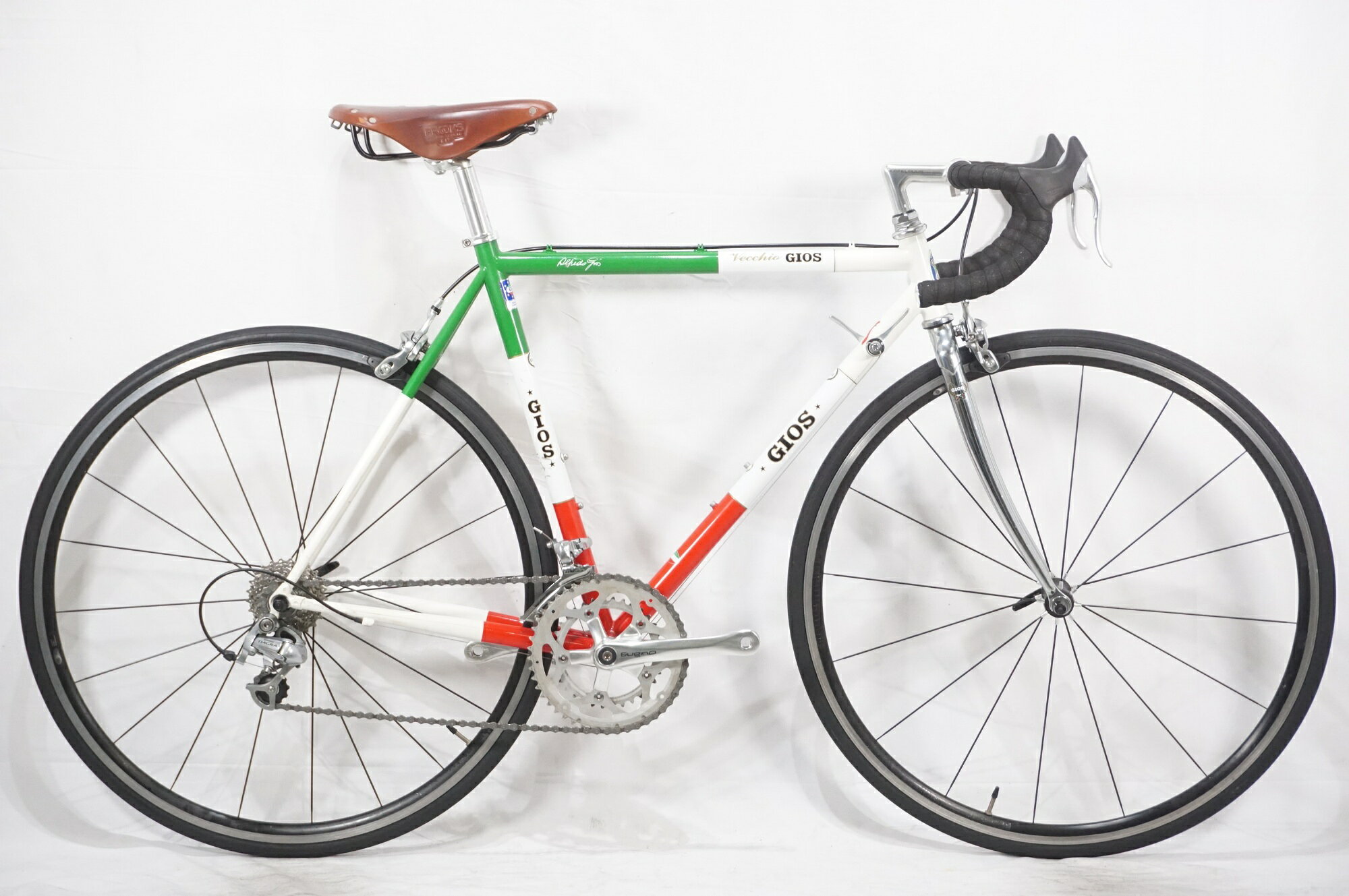 ■商品情報 メーカーサイズ:52 シートチューブ(C-T):535mm トップチューブ(C-C):520mm(ホリゾンタル換算) 適応身長:165-175cm(目安) 重量:約10.4kg フレーム材質:クロモリ フロントフォーク:クロモリ レバー:SHIMANO DURA-ACE 7700（Wレバー） フロントディレイラー:SHIMANO TIAGRA 4500 リアディレイラー:SHIMANO TIAGRA 4500 ブレーキ:SHIMANO TIAGRA 4500 クランク:SUGINO RD2L 48-34T 170mm スプロケット:SHIMANO CS-HG50 12-25T シートポスト:ブランド不明 27.2mm ハンドル:ブランド不明 380mm ステム:NITTO x KAPERMUUR 90mm サドル:BROOKS B17 CHAMPION STANDARD ホイール:SHIMANO WH-R550 タイヤ:700x23C 変速段数:2x9 付属品:なし(ペダル付属なし) ■状態 リム面のキズやフレームのキズ、塗装剥がれ、スレが複数ございます。 シートチューブにキズが目立ちます。 写真以外の箇所につきましてもキズがございます。 完成車からサドル、ステムがカスタムされております。 右ブレーキレバーがリア仕様になります。 金属パーツにサビがございます。 ■注意事項【在庫について】 在庫管理は細心の注意を払い行なっておりますが、システムの都合により在庫有と表記の商品につきましても、実在庫の反映との時間差により在庫が無い場合がございます。弊社はそれに伴う全てにおいて一切の責任は負いかねます事、何卒ご了承くださいませ。ご注文頂きました商品のご用意が出来かねました場合は、お電話とメールにてキャンセルご承諾お願いのご連絡をさせて頂きます。【掲載画像について】撮影方法やお客様の閲覧環境により、実際の商品とは違った色の見え方となる場合がございます。上記理由による返品、変更、キャンセルは一切お受け致しかねますまたシステム等の不備により、商品ページに別商品が含まれている、別カラー・仕様が掲載されている、商品情報に誤表記がある場合がございますご不明点がございましたら必ずご注文前にお問い合わせくださいませ。