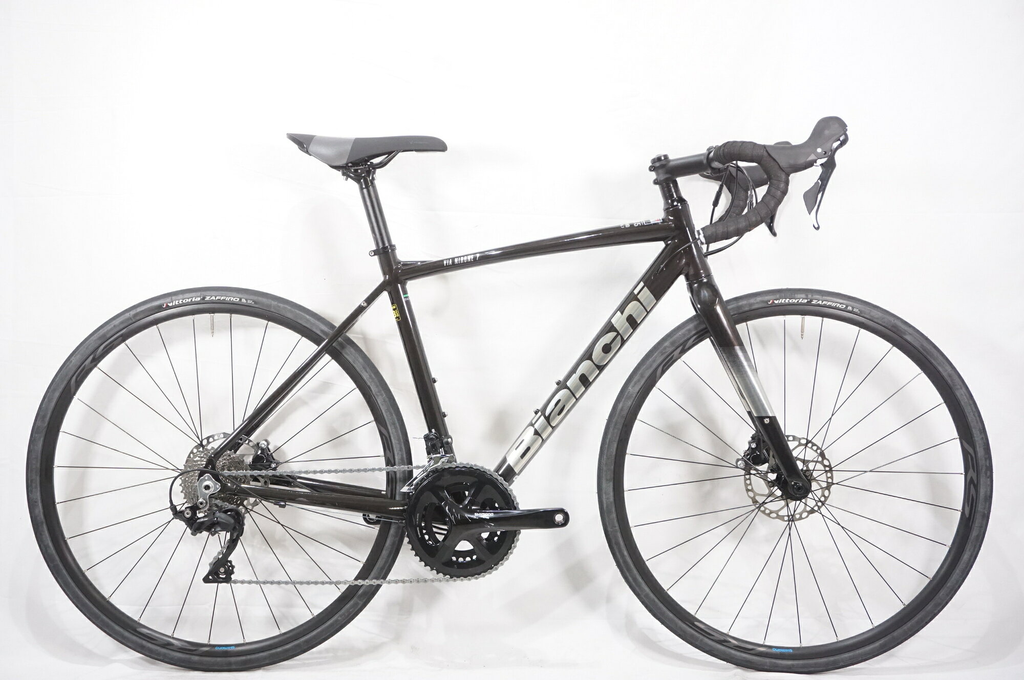 ■商品情報 メーカーサイズ:53 シートチューブ(C-T):500mm トップチューブ(C-C):535mm(ホリゾンタル換算) 適応身長:168-178cm(目安) 重量:約10.5kg フレーム材質:アルミ フロントフォーク:カーボン レバー:SHIMANO 105 R7020 フロントディレイラー:SHIMANO 105 R7000 リアディレイラー:SHIMANO 105 R7000 ブレーキ:SHIMANO 105 R7070 クランク:SHIMANO FC-RS510 50-34T 170mm スプロケット:SHIMANO 105 R7000 11-32T シートポスト:純正 31.6mm ハンドル:純正 400mm ステム:純正 90mm サドル:純正 ホイール:SHIMANO WH-RS171 タイヤ:700x32C 変速段数:2x11 付属品:なし(ペダル付属なし) ■状態 使用に伴うキズやヨゴレがございますが、比較的状態良好です。 クランクにチェーン落ちキズがございます。 ■注意事項【在庫について】 在庫管理は細心の注意を払い行なっておりますが、システムの都合により在庫有と表記の商品につきましても、実在庫の反映との時間差により在庫が無い場合がございます。弊社はそれに伴う全てにおいて一切の責任は負いかねます事、何卒ご了承くださいませ。ご注文頂きました商品のご用意が出来かねました場合は、お電話とメールにてキャンセルご承諾お願いのご連絡をさせて頂きます。【掲載画像について】撮影方法やお客様の閲覧環境により、実際の商品とは違った色の見え方となる場合がございます。上記理由による返品、変更、キャンセルは一切お受け致しかねますまたシステム等の不備により、商品ページに別商品が含まれている、別カラー・仕様が掲載されている、商品情報に誤表記がある場合がございますご不明点がございましたら必ずご注文前にお問い合わせくださいませ。