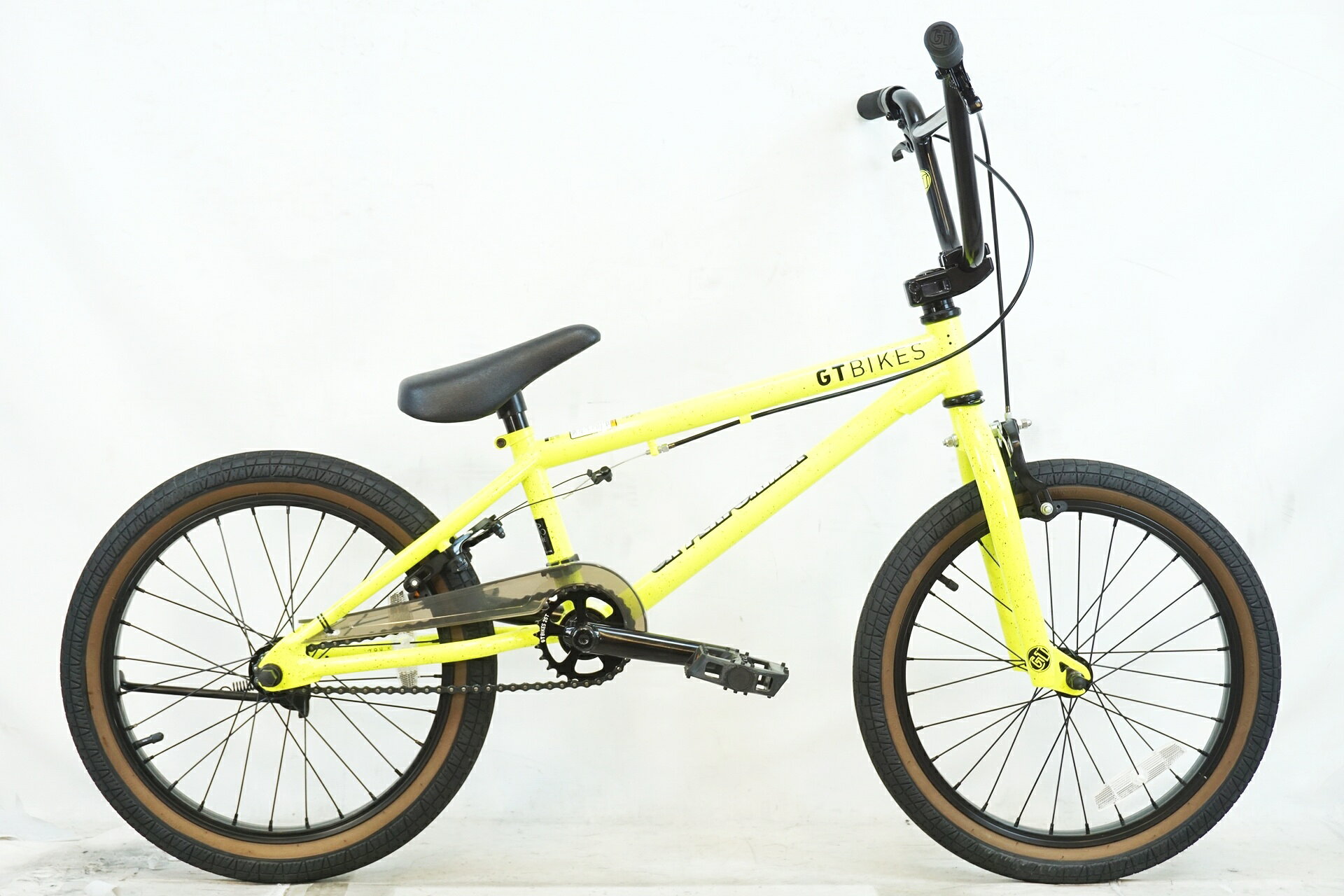 ■商品情報メーカーサイズ:Uシートチューブ(C-T): 約220mmトップチューブ(C-C):約475mm(ホリゾンタル換算)適応身長:110-130cm(目安)重量:約11.13kgフレーム材質:スチールフロントフォーク:スチールレバー:純正ブレーキ:純正クランク:純正 25T 152mmスプロケット:FREEWHEEL 9Tシートポスト:純正 25.4mmハンドル:純正ステム:純正サドル:純正ホイール:純正タイヤ:18x2.10変速段数:1x1付属品:ペダル■状態使用に伴うキズやヨゴレがございますが、比較的状態良好です。チェーンカバーがカスタムされております。シートポストにキズがございます。 ■注意事項【在庫について】 在庫管理は細心の注意を払い行なっておりますが、システムの都合により在庫有と表記の商品につきましても、実在庫の反映との時間差により在庫が無い場合がございます。弊社はそれに伴う全てにおいて一切の責任は負いかねます事、何卒ご了承くださいませ。ご注文頂きました商品のご用意が出来かねました場合は、お電話とメールにてキャンセルご承諾お願いのご連絡をさせて頂きます。【掲載画像について】撮影方法やお客様の閲覧環境により、実際の商品とは違った色の見え方となる場合がございます。上記理由による返品、変更、キャンセルは一切お受け致しかねますまたシステム等の不備により、商品ページに別商品が含まれている、別カラー・仕様が掲載されている、商品情報に誤表記がある場合がございますご不明点がございましたら必ずご注文前にお問い合わせくださいませ。