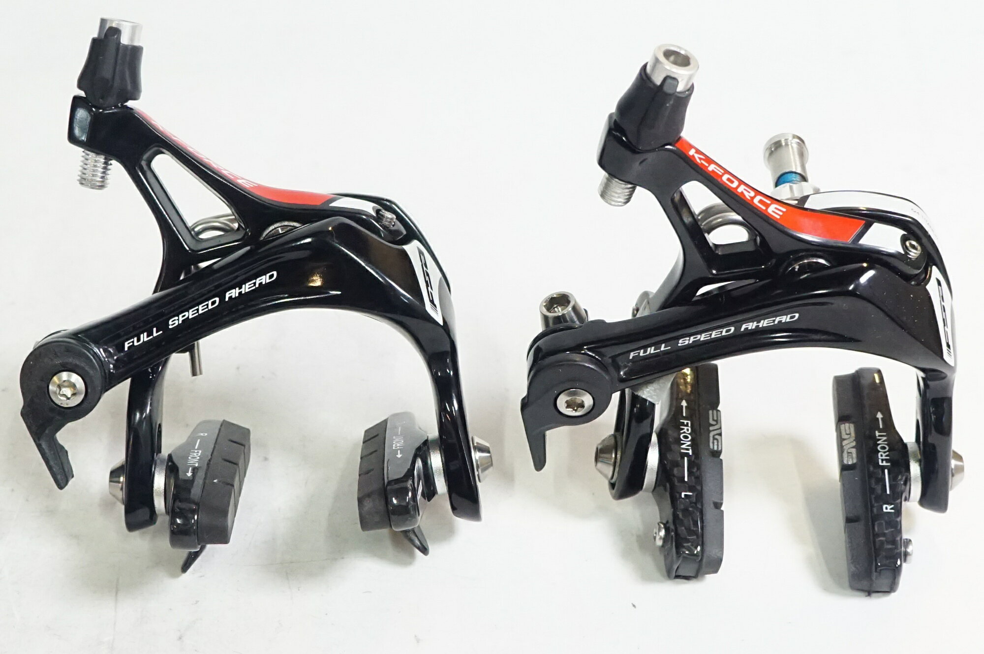 ■状態 ・動作車体から外しており、使用に問題ございません。 ・もともとブレーキアーチの開き幅が狭いモデルのため、ナローリムのホイールでないと使用が困難です。 ■付属品 ・掲載しているものが全てになります。 ■注意事項【在庫について】 在庫管理は細心の注意を払い行なっておりますが、システムの都合により在庫有と表記の商品につきましても、実在庫の反映との時間差により在庫が無い場合がございます。弊社はそれに伴う全てにおいて一切の責任は負いかねます事、何卒ご了承くださいませ。ご注文頂きました商品のご用意が出来かねました場合は、お電話とメールにてキャンセルご承諾お願いのご連絡をさせて頂きます。【掲載画像について】撮影方法やお客様の閲覧環境により、実際の商品とは違った色の見え方となる場合がございます。上記理由による返品、変更、キャンセルは一切お受け致しかねますまたシステム等の不備により、商品ページに別商品が含まれている、別カラー・仕様が掲載されている、商品情報に誤表記がある場合がございますご不明点がございましたら必ずご注文前にお問い合わせくださいませ。