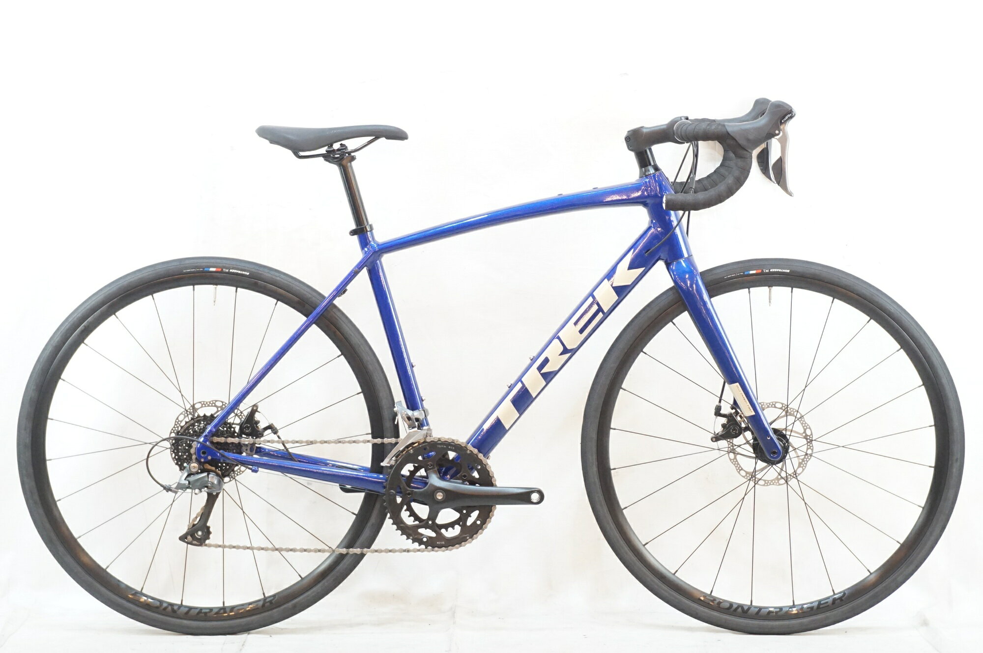 ■商品情報 メーカーサイズ:54 シートチューブ(C-T):500mm トップチューブ(C-C):542mm(ホリゾンタル換算) 適応身長:172-177cm(目安) 重量:約10.5kg フレーム材質:アルミ フロントフォーク:カーボン レバー:SHIMANO CLARIS R2000 クランク:50-34T 170mm スプロケット:11-32T シートポスト:27.2mm ハンドル:420mm ステム:80mm タイヤ:700x32C 変速段数:2x8 付属品:なし(ペダル付属なし) ■状態 保管に伴う僅かな劣化がございます。 その他目立ったキズや使用感は少なく、非常に良好な状態でございます。 ■注意事項【在庫について】 在庫管理は細心の注意を払い行なっておりますが、システムの都合により在庫有と表記の商品につきましても、実在庫の反映との時間差により在庫が無い場合がございます。弊社はそれに伴う全てにおいて一切の責任は負いかねます事、何卒ご了承くださいませ。ご注文頂きました商品のご用意が出来かねました場合は、お電話とメールにてキャンセルご承諾お願いのご連絡をさせて頂きます。【掲載画像について】撮影方法やお客様の閲覧環境により、実際の商品とは違った色の見え方となる場合がございます。上記理由による返品、変更、キャンセルは一切お受け致しかねますまたシステム等の不備により、商品ページに別商品が含まれている、別カラー・仕様が掲載されている、商品情報に誤表記がある場合がございますご不明点がございましたら必ずご注文前にお問い合わせくださいませ。