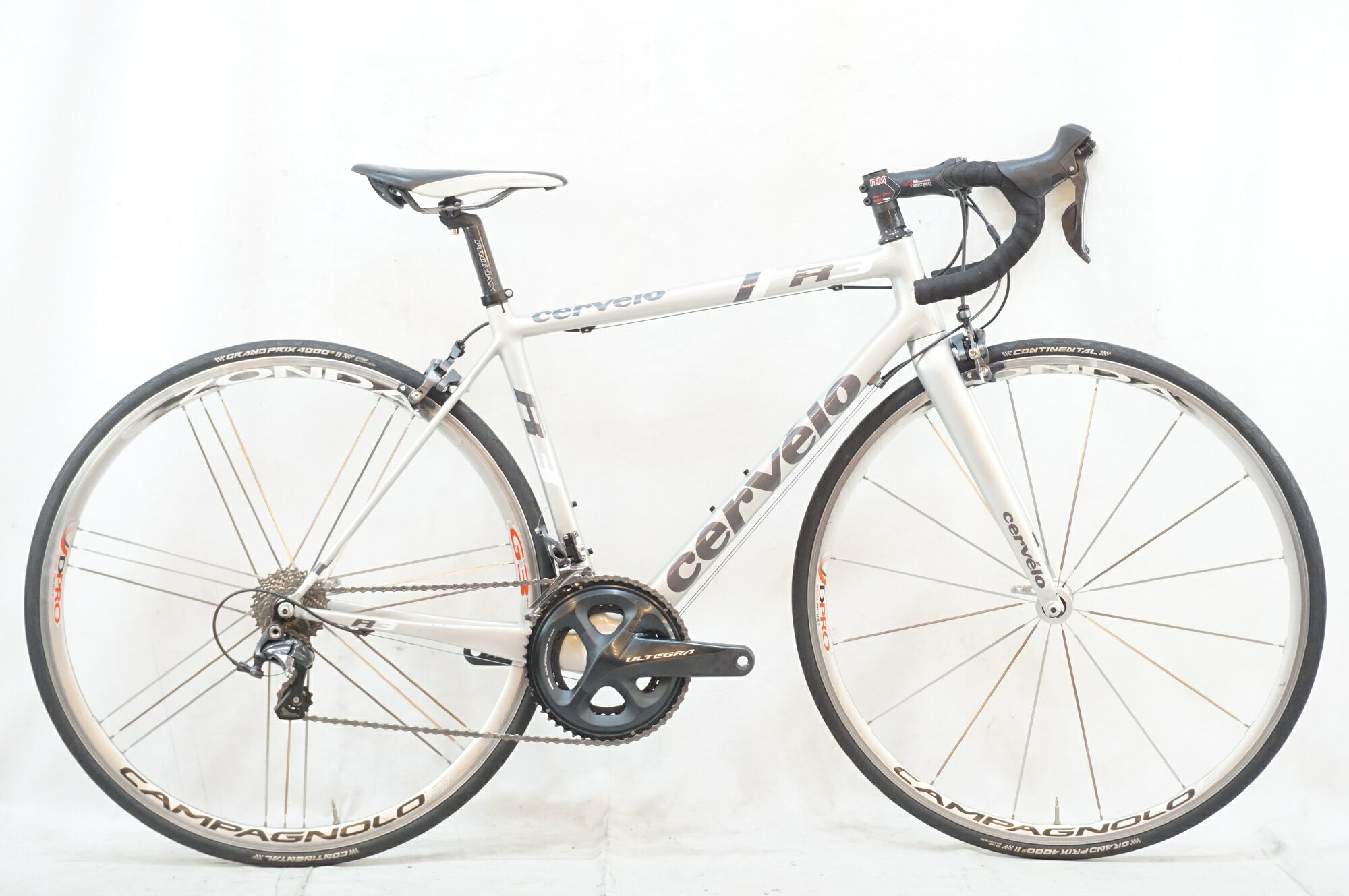 ■商品情報 メーカーサイズ:51 シートチューブ(C-T):490mm トップチューブ(C-C):531mm(ホリゾンタル換算) 適応身長:168-175cm(目安) 重量:約7.4kg フレーム材質:カーボン フロントフォーク:カーボン メインコンポ:SHIMANO ULTEGRA 6800 クランク:SHIMANO ULTEGRA R8000 52-36T 170mm スプロケット:12-25T シートポスト:PROMAX 27.2mm ハンドル:ITM 400mm ステム:ITM 100mm サドル:FIZIK ホイール:CAMPAGNOLO ZONDA DPRO タイヤ:700x23C 変速段数:2x11 付属品:なし(ペダル付属なし) ■状態 使用に伴うキズやヨゴレがございます。 前後タイヤに劣化、ひび割れがございます。 リムブレーキ面に削れがございます。 フロントフォークにアウターワイヤーとの接触によるスレがございます。 ■注意事項【在庫について】 在庫管理は細心の注意を払い行なっておりますが、システムの都合により在庫有と表記の商品につきましても、実在庫の反映との時間差により在庫が無い場合がございます。弊社はそれに伴う全てにおいて一切の責任は負いかねます事、何卒ご了承くださいませ。ご注文頂きました商品のご用意が出来かねました場合は、お電話とメールにてキャンセルご承諾お願いのご連絡をさせて頂きます。【掲載画像について】撮影方法やお客様の閲覧環境により、実際の商品とは違った色の見え方となる場合がございます。上記理由による返品、変更、キャンセルは一切お受け致しかねますまたシステム等の不備により、商品ページに別商品が含まれている、別カラー・仕様が掲載されている、商品情報に誤表記がある場合がございますご不明点がございましたら必ずご注文前にお問い合わせくださいませ。