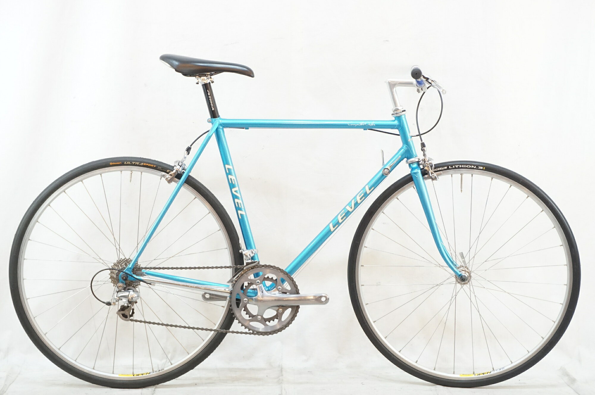 ■商品情報 メーカーサイズ:不明 シートチューブ(C-T):550mm トップチューブ(C-C):540mm(ホリゾンタル換算) 適応身長:175-180cm(目安) 重量:約9.1kg フレーム材質:クロモリ フロントフォーク:クロモリ レバー:SHIMANO DURA-ACE フロントディレイラー:SHIMANO 105 5600 リアディレイラー:SHIMANO 105 5600 ブレーキ:SHIMANO 105 5600 クランク:SHIMANO 105 5600 50-34T 170mm スプロケット:12-26T シートポスト:27.2mm ハンドル:500mm ステム:90mm ホイール:MAVIC OPEN SPORT リム / 105 5600 ハブ タイヤ:F:700×25C / R:700×28C 変速段数:2x10 付属品:なし(ペダル付属なし) ■状態 使用に伴うキズやヨゴレがございます。 前後で装着されているタイヤの銘柄、太さが異なります。また劣化がございます。 シートポストカットがございます。ヤグラからエンドまで約250mm BB付近にチェーン落ち傷がございます。 ボルト類にサビがございます。 ■注意事項【在庫について】 在庫管理は細心の注意を払い行なっておりますが、システムの都合により在庫有と表記の商品につきましても、実在庫の反映との時間差により在庫が無い場合がございます。弊社はそれに伴う全てにおいて一切の責任は負いかねます事、何卒ご了承くださいませ。ご注文頂きました商品のご用意が出来かねました場合は、お電話とメールにてキャンセルご承諾お願いのご連絡をさせて頂きます。【掲載画像について】撮影方法やお客様の閲覧環境により、実際の商品とは違った色の見え方となる場合がございます。上記理由による返品、変更、キャンセルは一切お受け致しかねますまたシステム等の不備により、商品ページに別商品が含まれている、別カラー・仕様が掲載されている、商品情報に誤表記がある場合がございますご不明点がございましたら必ずご注文前にお問い合わせくださいませ。