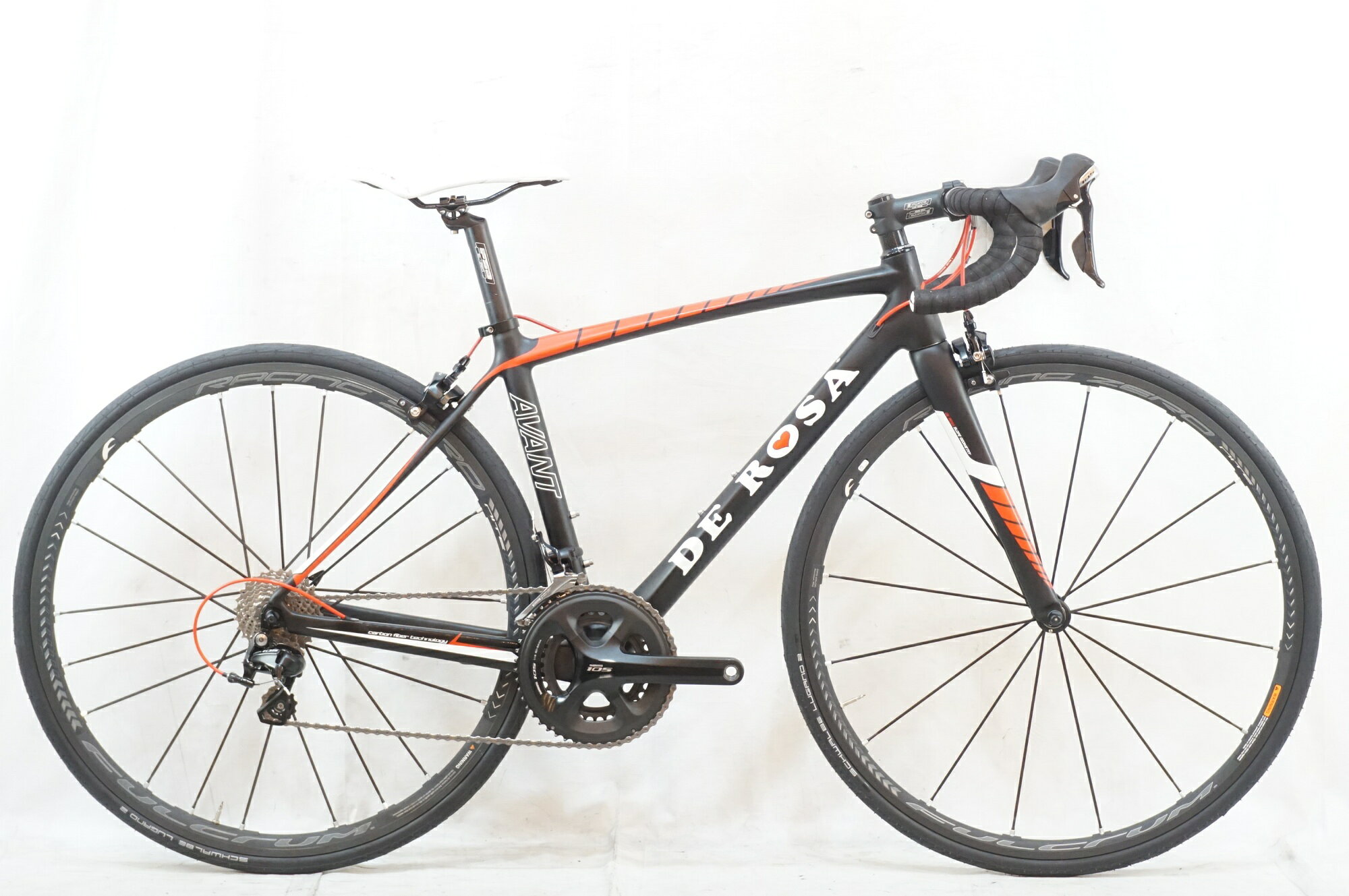 ■商品情報 メーカーサイズ: シートチューブ(C-T):440mm(実測値) トップチューブ(C-C):520mm(ホリゾンタル換算)(実測値) 適応身長:160-165cm(目安) 重量:約8kg フレーム材質:カーボン フロントフォーク:カーボン レバー:SHIMANO 105 5800 シートポスト:FSA 31.6mm ハンドル:FSA 400mm ステム:FSA 90mm ホイール:FULCRUM RACING ZERO NITE タイヤ:700x25C 変速段数:2x11 付属品:なし(ペダル付属なし) ■状態 使用に伴うキズやスレ等の使用感がございます。 リアハブに回転抵抗がございます。 ブレーキシューに摩耗がございます。 ■注意事項【在庫について】 在庫管理は細心の注意を払い行なっておりますが、システムの都合により在庫有と表記の商品につきましても、実在庫の反映との時間差により在庫が無い場合がございます。弊社はそれに伴う全てにおいて一切の責任は負いかねます事、何卒ご了承くださいませ。ご注文頂きました商品のご用意が出来かねました場合は、お電話とメールにてキャンセルご承諾お願いのご連絡をさせて頂きます。【掲載画像について】撮影方法やお客様の閲覧環境により、実際の商品とは違った色の見え方となる場合がございます。上記理由による返品、変更、キャンセルは一切お受け致しかねますまたシステム等の不備により、商品ページに別商品が含まれている、別カラー・仕様が掲載されている、商品情報に誤表記がある場合がございますご不明点がございましたら必ずご注文前にお問い合わせくださいませ。