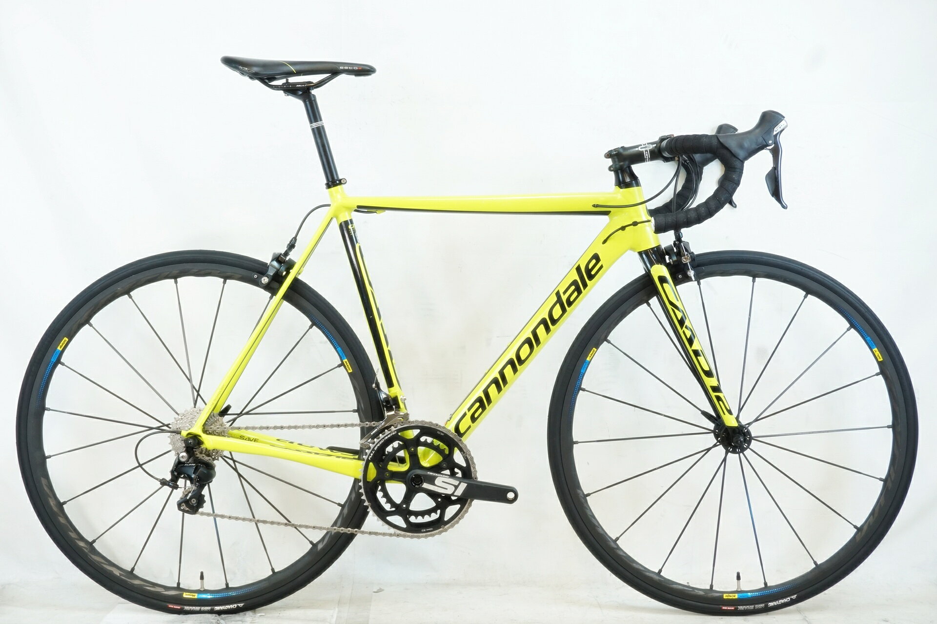 ■商品情報メーカーサイズ:52シートチューブ(C-T): 560mmトップチューブ(C-C):534mm(ホリゾンタル換算)適応身長:170-175cm(目安)重量:約8kgフレーム材質:アルミフロントフォーク:カーボンレバー:SHIMANO 105 5800フロントディレイラー:SHIMANO 105 5800リアディレイラー:SHIMANO 105 5800ブレーキ:SHIMANO 105 5800クランク:CANNONDALE SI 52-36T 170mmスプロケット:SHIMANO 105 5800 11-28Tシートポスト:純正 27.2mmハンドル:純正 440mmステム:純正 90mmサドル:純正ホイール:MAVIC KSYRIUM HAUTEROUTEタイヤ:700x25C変速段数:2x11付属品:なし(ペダル付属なし)■状態仕様による傷、粗相劣化、剥がれがございます。FDのプレート、各ネジ等のスモールパーツに錆がございます。トップチューブに塗装傷、クランクアーム左側に傷はございます。サドルに破れがございます。カラーはネオンイエローになります。＊写真はなるべく実際の色に近づけておりますが、閲覧する環境によって色が異なる場合がございます。 ■注意事項【在庫について】 在庫管理は細心の注意を払い行なっておりますが、システムの都合により在庫有と表記の商品につきましても、実在庫の反映との時間差により在庫が無い場合がございます。弊社はそれに伴う全てにおいて一切の責任は負いかねます事、何卒ご了承くださいませ。ご注文頂きました商品のご用意が出来かねました場合は、お電話とメールにてキャンセルご承諾お願いのご連絡をさせて頂きます。【掲載画像について】撮影方法やお客様の閲覧環境により、実際の商品とは違った色の見え方となる場合がございます。上記理由による返品、変更、キャンセルは一切お受け致しかねますまたシステム等の不備により、商品ページに別商品が含まれている、別カラー・仕様が掲載されている、商品情報に誤表記がある場合がございますご不明点がございましたら必ずご注文前にお問い合わせくださいませ。