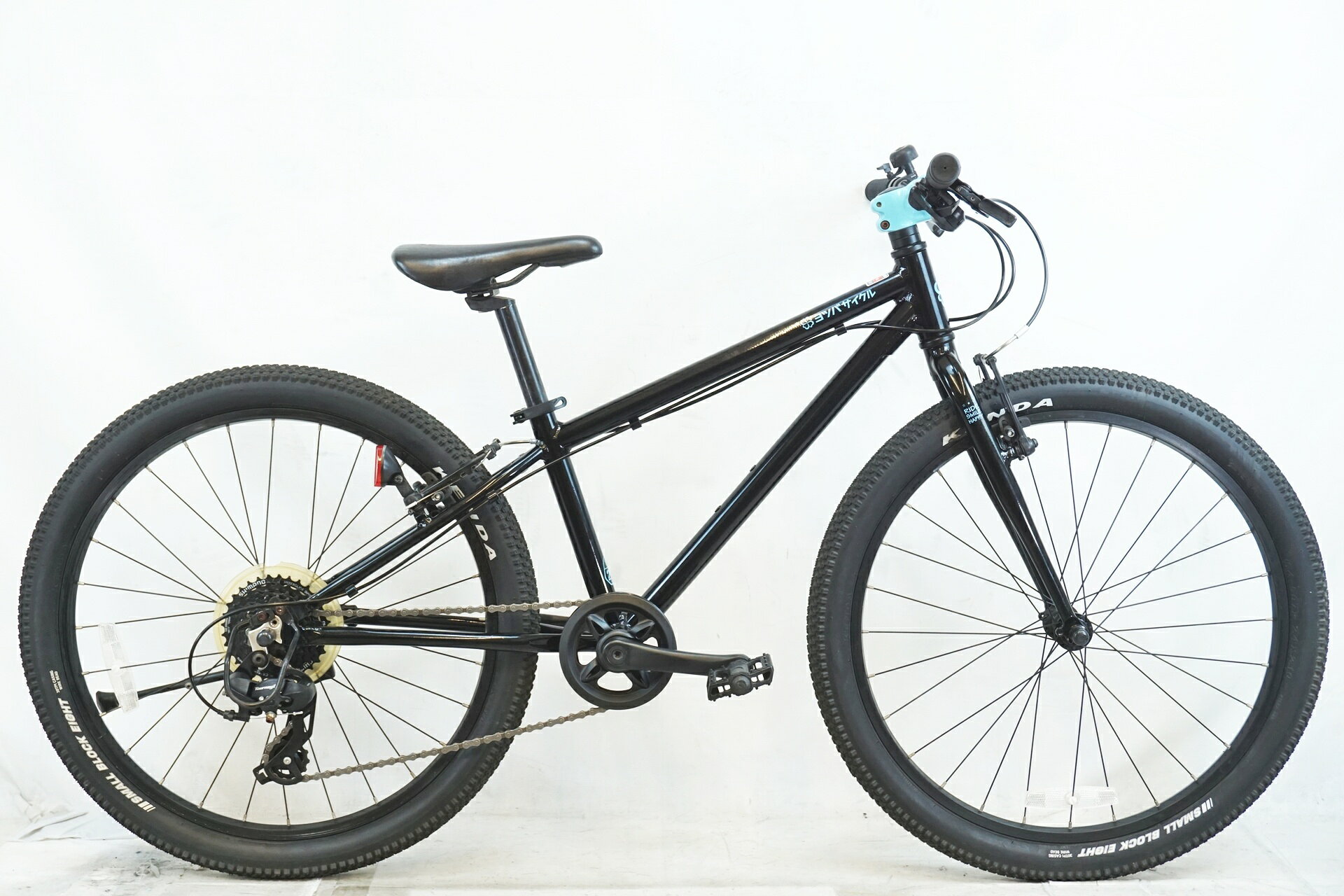 ■商品情報メーカーサイズ:24インチシートチューブ(C-T): 300mmトップチューブ(C-C):490mm(ホリゾンタル換算)適応身長:128～152cm(目安)重量:約9.8kgフレーム材質:アルミフロントフォーク:アルミレバー:SHIMANOフロントディレイラー:-リアディレイラー:SHIMANO ALTUSブレーキ:TEKTROクランク:純正 32T 140mmスプロケット:SHIMANO 12-34Tシートポスト:純正 27.2mmハンドル:純正 610mmステム:純正 40mmサドル:純正ホイール:純正タイヤ:24x2.10変速段数:1x8付属品:ペダル■状態使用に伴う傷や落ちない汚れ、使用感がございますが動作に支障はございません。ハンドルやブレーキ等のパーツに塗装劣化、色褪せがございます。各部ネジ等のスモールパーツに錆がございます。変速やブレーキなどの動作に問題はなく走行使用は問題ございません。＊発送時には簡易分解を行った状態で梱包をさせて頂きます。 ■注意事項【在庫について】 在庫管理は細心の注意を払い行なっておりますが、システムの都合により在庫有と表記の商品につきましても、実在庫の反映との時間差により在庫が無い場合がございます。弊社はそれに伴う全てにおいて一切の責任は負いかねます事、何卒ご了承くださいませ。ご注文頂きました商品のご用意が出来かねました場合は、お電話とメールにてキャンセルご承諾お願いのご連絡をさせて頂きます。【掲載画像について】撮影方法やお客様の閲覧環境により、実際の商品とは違った色の見え方となる場合がございます。上記理由による返品、変更、キャンセルは一切お受け致しかねますまたシステム等の不備により、商品ページに別商品が含まれている、別カラー・仕様が掲載されている、商品情報に誤表記がある場合がございますご不明点がございましたら必ずご注文前にお問い合わせくださいませ。