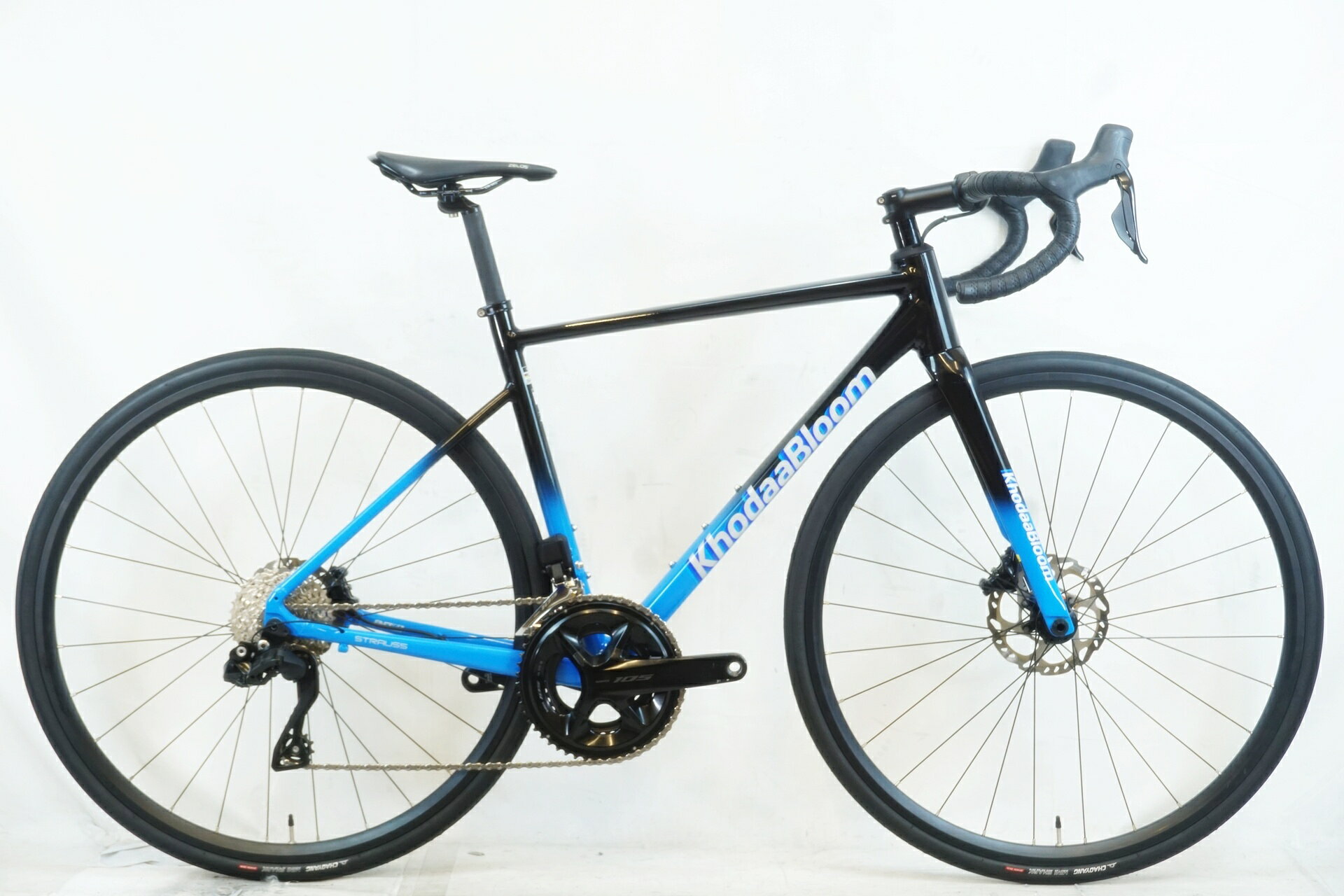 ■商品情報メーカーサイズ:490シートチューブ(C-T): 490mmトップチューブ(C-C):539mm(ホリゾンタル換算)適応身長:168-178cm(目安)重量:約9.56kgフレーム材質:アルミフロントフォーク:カーボンレバー:SHIMANO 105 R7120フロントディレイラー:SHIMANO 105 R7150リアディレイラー:SHIMANO 105 R7150ブレーキ:SHIMANO 105 R7170クランク:SHIMANO 105 R7100 52-36T 170mmスプロケット:SHIMANO 105 R7101 11-34Tシートポスト:純正 27.2mmハンドル:純正 400mmステム:純正 90mmサドル:純正ホイール:純正タイヤ:700x28C変速段数:2x12付属品:なし(ペダル付属なし)■状態使用に伴うキズやヨゴレがございますが、比較的状態良好です。所々傷がございますが、目立つ傷ではないです。消耗品に使用感がございます。 ■注意事項【在庫について】 在庫管理は細心の注意を払い行なっておりますが、システムの都合により在庫有と表記の商品につきましても、実在庫の反映との時間差により在庫が無い場合がございます。弊社はそれに伴う全てにおいて一切の責任は負いかねます事、何卒ご了承くださいませ。ご注文頂きました商品のご用意が出来かねました場合は、お電話とメールにてキャンセルご承諾お願いのご連絡をさせて頂きます。【掲載画像について】撮影方法やお客様の閲覧環境により、実際の商品とは違った色の見え方となる場合がございます。上記理由による返品、変更、キャンセルは一切お受け致しかねますまたシステム等の不備により、商品ページに別商品が含まれている、別カラー・仕様が掲載されている、商品情報に誤表記がある場合がございますご不明点がございましたら必ずご注文前にお問い合わせくださいませ。