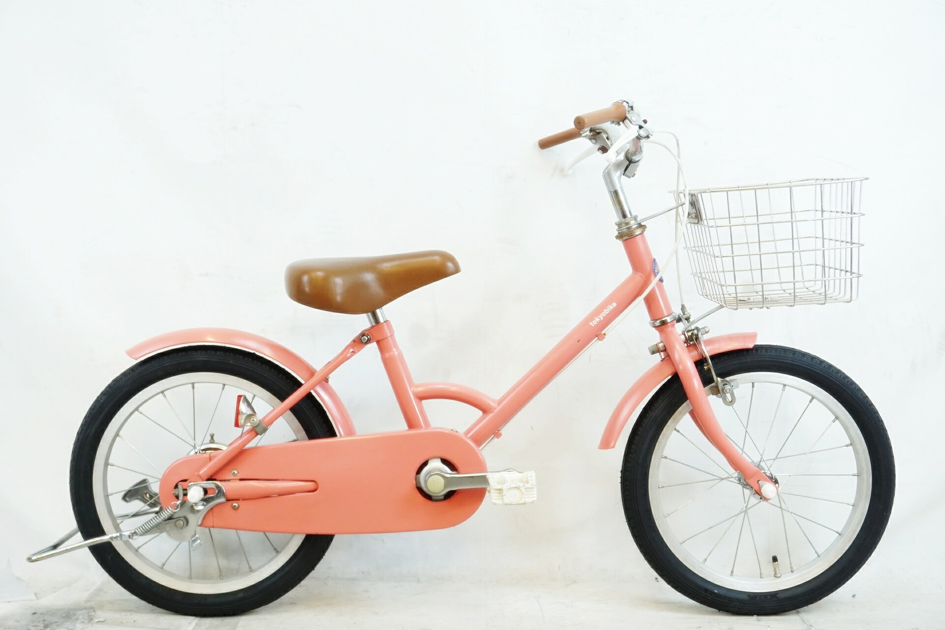 ■商品情報メーカーサイズ:16インチシートチューブ(C-T): 230mmトップチューブ(C-C):400mm(ホリゾンタル換算)適応身長:95-115cm(目安)重量:約11.08kgフレーム材質:クロモリフロントフォーク:クロモリレバー:純正ブレーキ:純正クランク:純正 28T 102mmスプロケット:純正 16Tシートポスト:純正ハンドル:純正ステム:純正サドル:純正ホイール:純正タイヤ:16x1.75変速段数:1x1付属品:フロントバスケット、ペダル■状態使用に伴うキズやヨゴレがございます。クランクやボルト等にサビがございます。サドルに劣化による変色がございます。＊発送時には簡易分解を行った状態で梱包をさせて頂きます。 ■注意事項【在庫について】 在庫管理は細心の注意を払い行なっておりますが、システムの都合により在庫有と表記の商品につきましても、実在庫の反映との時間差により在庫が無い場合がございます。弊社はそれに伴う全てにおいて一切の責任は負いかねます事、何卒ご了承くださいませ。ご注文頂きました商品のご用意が出来かねました場合は、お電話とメールにてキャンセルご承諾お願いのご連絡をさせて頂きます。【掲載画像について】撮影方法やお客様の閲覧環境により、実際の商品とは違った色の見え方となる場合がございます。上記理由による返品、変更、キャンセルは一切お受け致しかねますまたシステム等の不備により、商品ページに別商品が含まれている、別カラー・仕様が掲載されている、商品情報に誤表記がある場合がございますご不明点がございましたら必ずご注文前にお問い合わせくださいませ。