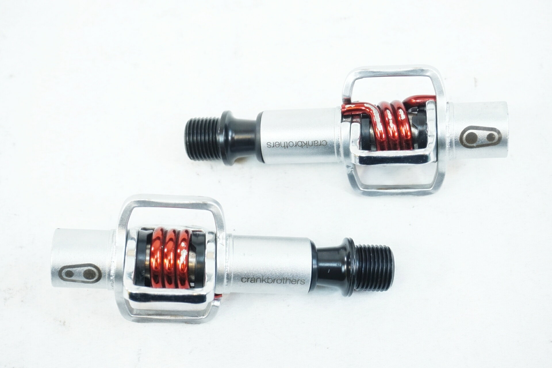 ■商品情報・CRANKBROTHERS EGGBEATER 1・ビンディング・対応クリート：プレミアムクリート・重量：293g(実測値)■状態・使用に伴う傷や汚れがございます。・サイド調整部分に調整痕がございます。・ゴリカンやはございませんがガタツキが少し見受けられます。・右ペダルシャフトは強いガタツキが見受けられます。■付属品・なし※画像に掲載している物で全てでございます。※掲載画像以外にもキズや汚れはございますが、写真の掲載可能枚数の都合上、目立つ箇所を優先的に抜粋しております。 ■注意事項【在庫について】 在庫管理は細心の注意を払い行なっておりますが、システムの都合により在庫有と表記の商品につきましても、実在庫の反映との時間差により在庫が無い場合がございます。弊社はそれに伴う全てにおいて一切の責任は負いかねます事、何卒ご了承くださいませ。ご注文頂きました商品のご用意が出来かねました場合は、お電話とメールにてキャンセルご承諾お願いのご連絡をさせて頂きます。【掲載画像について】撮影方法やお客様の閲覧環境により、実際の商品とは違った色の見え方となる場合がございます。上記理由による返品、変更、キャンセルは一切お受け致しかねますまたシステム等の不備により、商品ページに別商品が含まれている、別カラー・仕様が掲載されている、商品情報に誤表記がある場合がございますご不明点がございましたら必ずご注文前にお問い合わせくださいませ。
