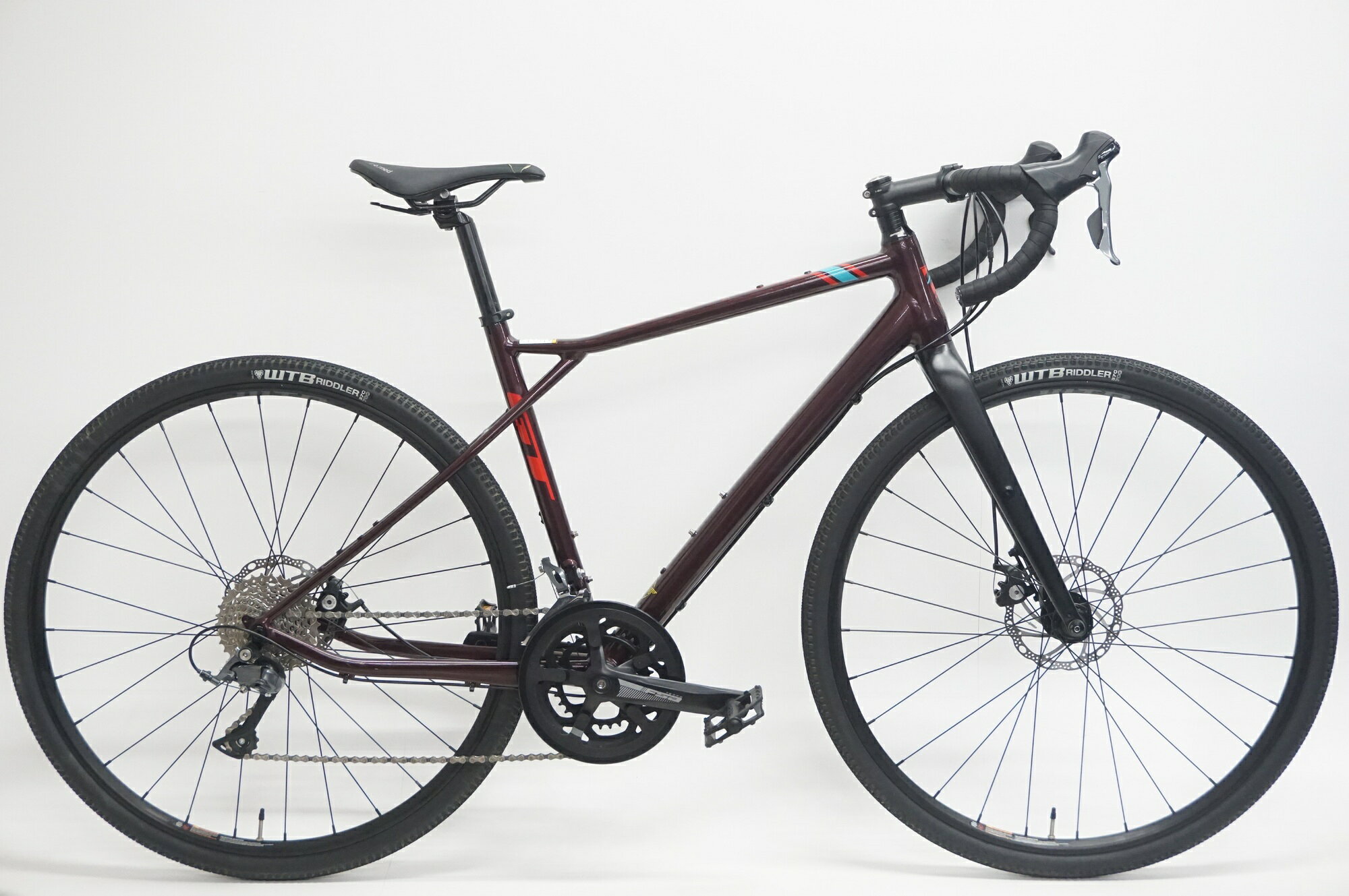 ■商品情報メーカーサイズ:51シートチューブ(C-T): 494mmトップチューブ(C-C):559mm(ホリゾンタル換算)適応身長:170～185cm(目安)重量:約10.9kgフレーム材質:アルミフロントフォーク:カーボンレバー:SHIMANO CLARIS R2000フロントディレイラー:SHIMANO CLARIS R2000リアディレイラー:SHIMANO CLARIS R2000ブレーキ:TEKTROクランク:FSA TEMPO 48-32T 170mmスプロケット:SUNRACE 11-34Tシートポスト:純正 27.2mmハンドル:純正 400mmステム:純正 90mmサドル:SELLE ROYALホイール:純正タイヤ:700×37c変速段数:2x8付属品:ペダル■状態使用に伴うキズやヨゴレがございますが、全体的に使用感は少なく状態良好です。サドルに破れがあり、乗車は可能ですが交換推奨です。その他走行に支障を及ぼす大きなダメージはございません。 ■注意事項【在庫について】 在庫管理は細心の注意を払い行なっておりますが、システムの都合により在庫有と表記の商品につきましても、実在庫の反映との時間差により在庫が無い場合がございます。弊社はそれに伴う全てにおいて一切の責任は負いかねます事、何卒ご了承くださいませ。ご注文頂きました商品のご用意が出来かねました場合は、お電話とメールにてキャンセルご承諾お願いのご連絡をさせて頂きます。【掲載画像について】撮影方法やお客様の閲覧環境により、実際の商品とは違った色の見え方となる場合がございます。上記理由による返品、変更、キャンセルは一切お受け致しかねますまたシステム等の不備により、商品ページに別商品が含まれている、別カラー・仕様が掲載されている、商品情報に誤表記がある場合がございますご不明点がございましたら必ずご注文前にお問い合わせくださいませ。