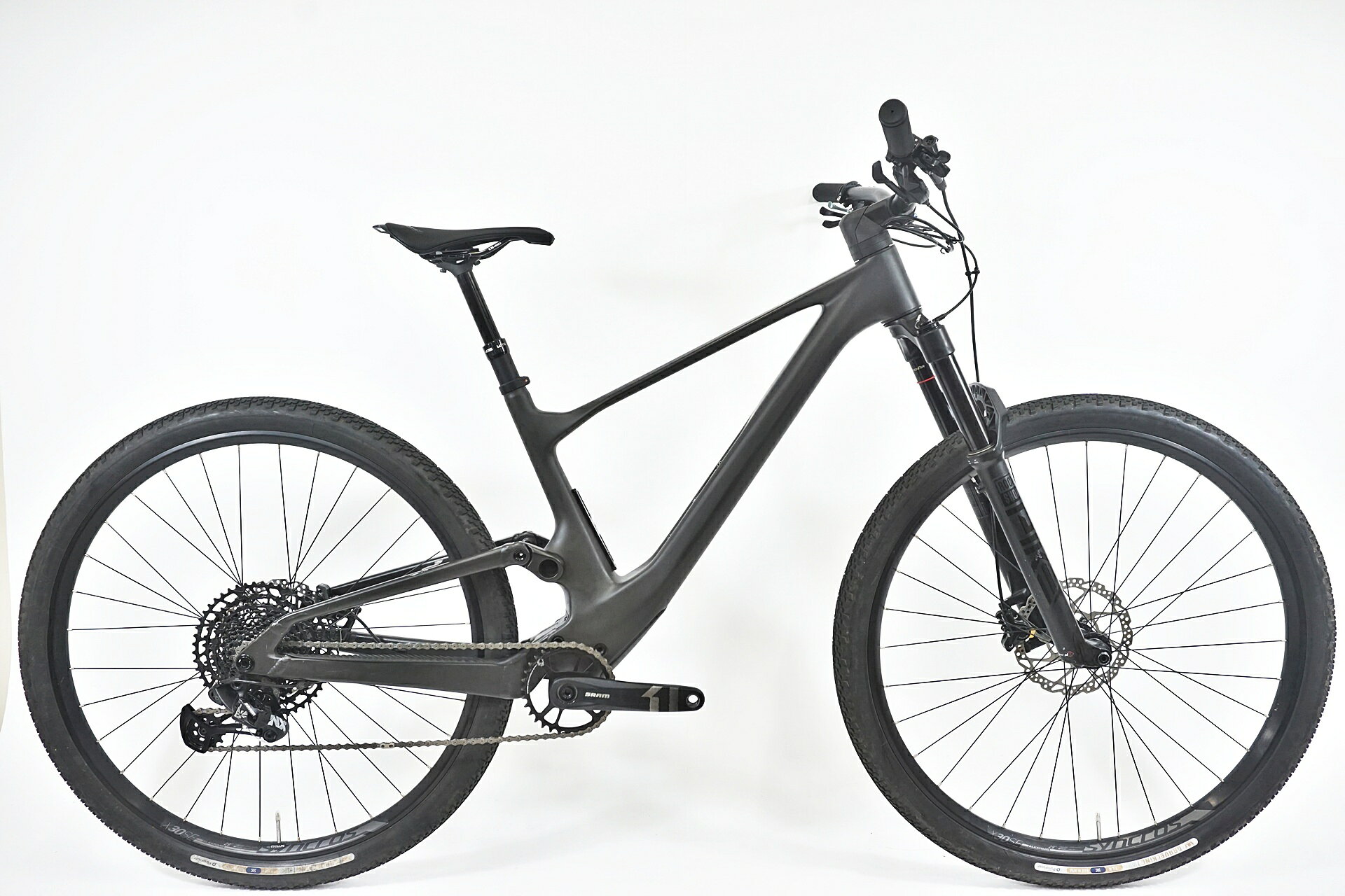 ■商品情報 メーカーサイズ:M シートチューブ(C-T):440mm トップチューブ(C-C):589mm(ホリゾンタル換算) 適応身長:170-180cm(目安) 重量:約13kg フレーム材質:カーボンフレーム,アルミバックフォーク フロントフォーク:ROCKSHOX レバー:SRAM SX EAGLE フロントディレイラー:無し リアディレイラー:SRAM NX EAGLE ブレーキ:SHIMANO BR-MT501 クランク:SRAM X1 EAGLE 32T 175mm スプロケット:SRAM SX PG1210 11-50T シートポスト:KIND SHOCK ドロッパーシートポスト ハンドル:純正 700mm ステム:純正 60mm サドル:RYET ホイール:純正 タイヤ:700x50C クリンチャー 変速段数:1x12 完成車定価:660,000円 付属品:なし(ペダル付属なし) ■状態 使用に伴うキズがございますが、中古品として良好な状態でございます。 リアホイールリムうちによるへこみ有。走行に問題ございません。 グリップを新品に交換しています。 掲載画像以外にも細かい傷や多少の汚れがございます。■配送方法 ※アートセッティングデリバリー家財おまかせ便での配送となります。 ■注意事項【在庫について】 在庫管理は細心の注意を払い行なっておりますが、システムの都合により在庫有と表記の商品につきましても、実在庫の反映との時間差により在庫が無い場合がございます。弊社はそれに伴う全てにおいて一切の責任は負いかねます事、何卒ご了承くださいませ。ご注文頂きました商品のご用意が出来かねました場合は、お電話とメールにてキャンセルご承諾お願いのご連絡をさせて頂きます。【掲載画像について】撮影方法やお客様の閲覧環境により、実際の商品とは違った色の見え方となる場合がございます。上記理由による返品、変更、キャンセルは一切お受け致しかねますまたシステム等の不備により、商品ページに別商品が含まれている、別カラー・仕様が掲載されている、商品情報に誤表記がある場合がございますご不明点がございましたら必ずご注文前にお問い合わせくださいませ。