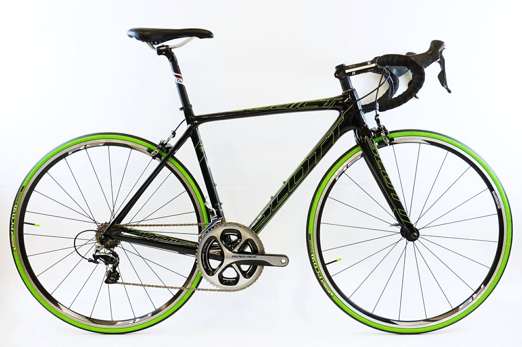 ■商品情報 メーカーサイズ:S,52 シートチューブ(C-T): 510mm トップチューブ(C-C):530mm(ホリゾンタル換算) 適応身長:170-180cm(目安) 重量:約7.25kg フレーム材質:カーボン レバー:SHIMANO DURA-ACE 9001 フロントディレイラー:DURA-ACE 9000 リアディレイラー:DURA-ACE 9000 ブレーキ:DURA-ACE 9000 クランク:DURA-ACE 9000 55-42T 172.5mm スプロケット:DURA-ACE 9000 11-23T ハンドル:3T 400mm ステム:3T 120mm ホイール:SHIMANO RS010 タイヤ:700x23C 変速段数:2x11 完成車定価:800,000円(税抜) 付属品:なし(ペダル付属なし) ■状態 使用に伴うキズがございますが、中古品として良好な状態でございます。 バーテープを新品に交換しています。 掲載画像以外にも細かい傷や多少の汚れがございます。 ■注意事項【在庫について】 在庫管理は細心の注意を払い行なっておりますが、システムの都合により在庫有と表記の商品につきましても、実在庫の反映との時間差により在庫が無い場合がございます。弊社はそれに伴う全てにおいて一切の責任は負いかねます事、何卒ご了承くださいませ。ご注文頂きました商品のご用意が出来かねました場合は、お電話とメールにてキャンセルご承諾お願いのご連絡をさせて頂きます。【掲載画像について】撮影方法やお客様の閲覧環境により、実際の商品とは違った色の見え方となる場合がございます。上記理由による返品、変更、キャンセルは一切お受け致しかねますまたシステム等の不備により、商品ページに別商品が含まれている、別カラー・仕様が掲載されている、商品情報に誤表記がある場合がございますご不明点がございましたら必ずご注文前にお問い合わせくださいませ。