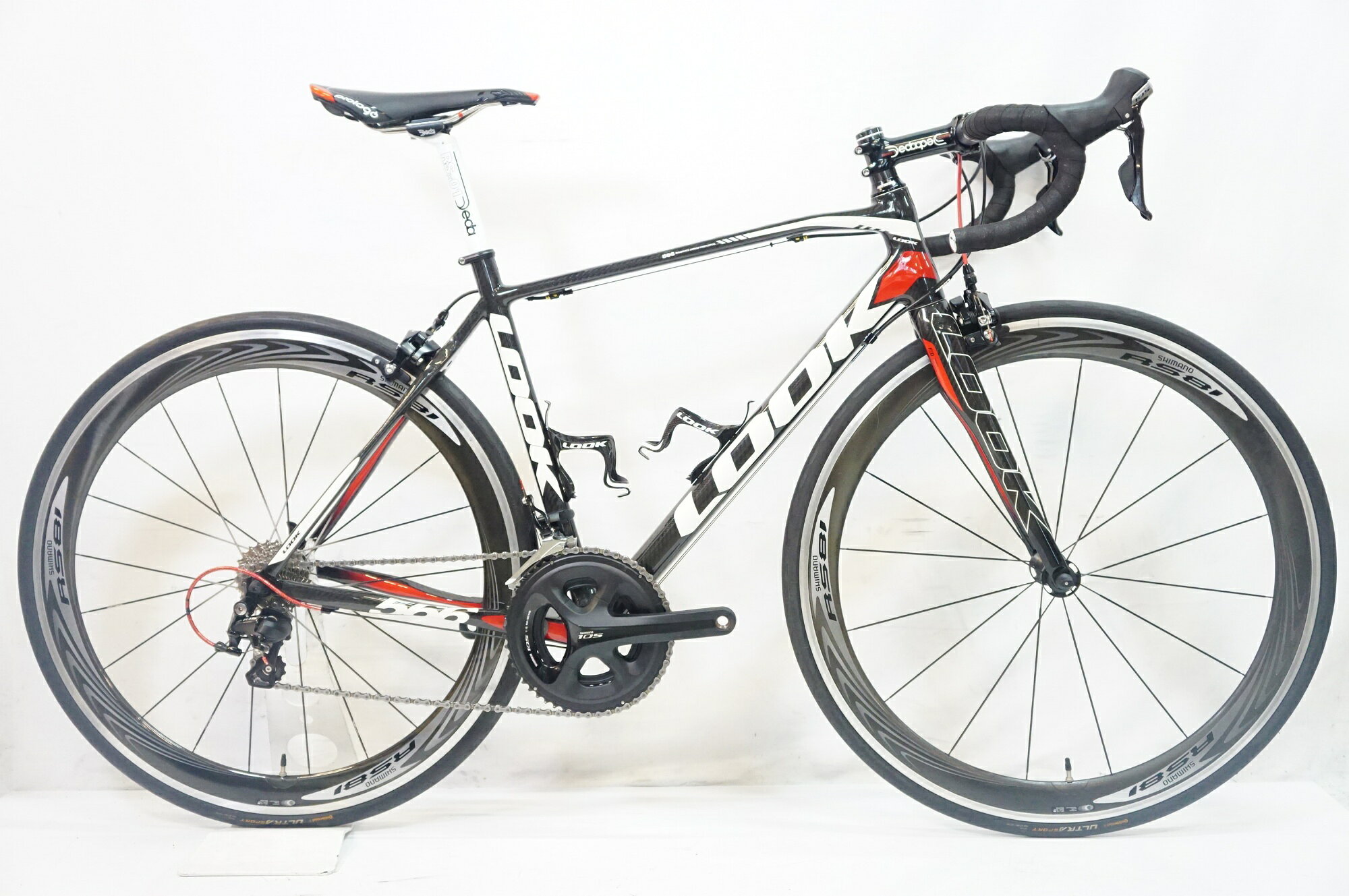 ■商品情報 サイズ: S シートチューブ(C-T): 490mm トップチューブ(C-C): 526mm(水平換算) 適応身長: 約167-174cm(目安) 重量: 約8.0kg フレーム/フォーク: カーボン メインコンポ: SHIMANO 105 5800 (レバー、FD、RD、ブレーキ、クランク(52-36T 170mm)、スプロケ(12-25T)) ハンドル: DEDA RHM02 420mm(外-外) ステム: DEDA ZERO1 110mm サドル: PROLOGO SCRATCH 2 ホイール: SHIMANO WH-RS81-C50-CL タイヤ: 700x25c 変速段数: 2x11 付属品: LOOK ボトルケージ (ペダル付属なし) ■状態 若干の小傷はございますが、使用感は少なく、保管状態含め良好な状態に見受けられます。 シートポストに擦れ傷、ステムのデカールに劣化がございます。 左レバーで前ブレーキが動作するよう組まれております。 バーテープを新品に交換済みです。 ■注意事項【在庫について】 在庫管理は細心の注意を払い行なっておりますが、システムの都合により在庫有と表記の商品につきましても、実在庫の反映との時間差により在庫が無い場合がございます。弊社はそれに伴う全てにおいて一切の責任は負いかねます事、何卒ご了承くださいませ。ご注文頂きました商品のご用意が出来かねました場合は、お電話とメールにてキャンセルご承諾お願いのご連絡をさせて頂きます。【掲載画像について】撮影方法やお客様の閲覧環境により、実際の商品とは違った色の見え方となる場合がございます。上記理由による返品、変更、キャンセルは一切お受け致しかねますまたシステム等の不備により、商品ページに別商品が含まれている、別カラー・仕様が掲載されている、商品情報に誤表記がある場合がございますご不明点がございましたら必ずご注文前にお問い合わせくださいませ。