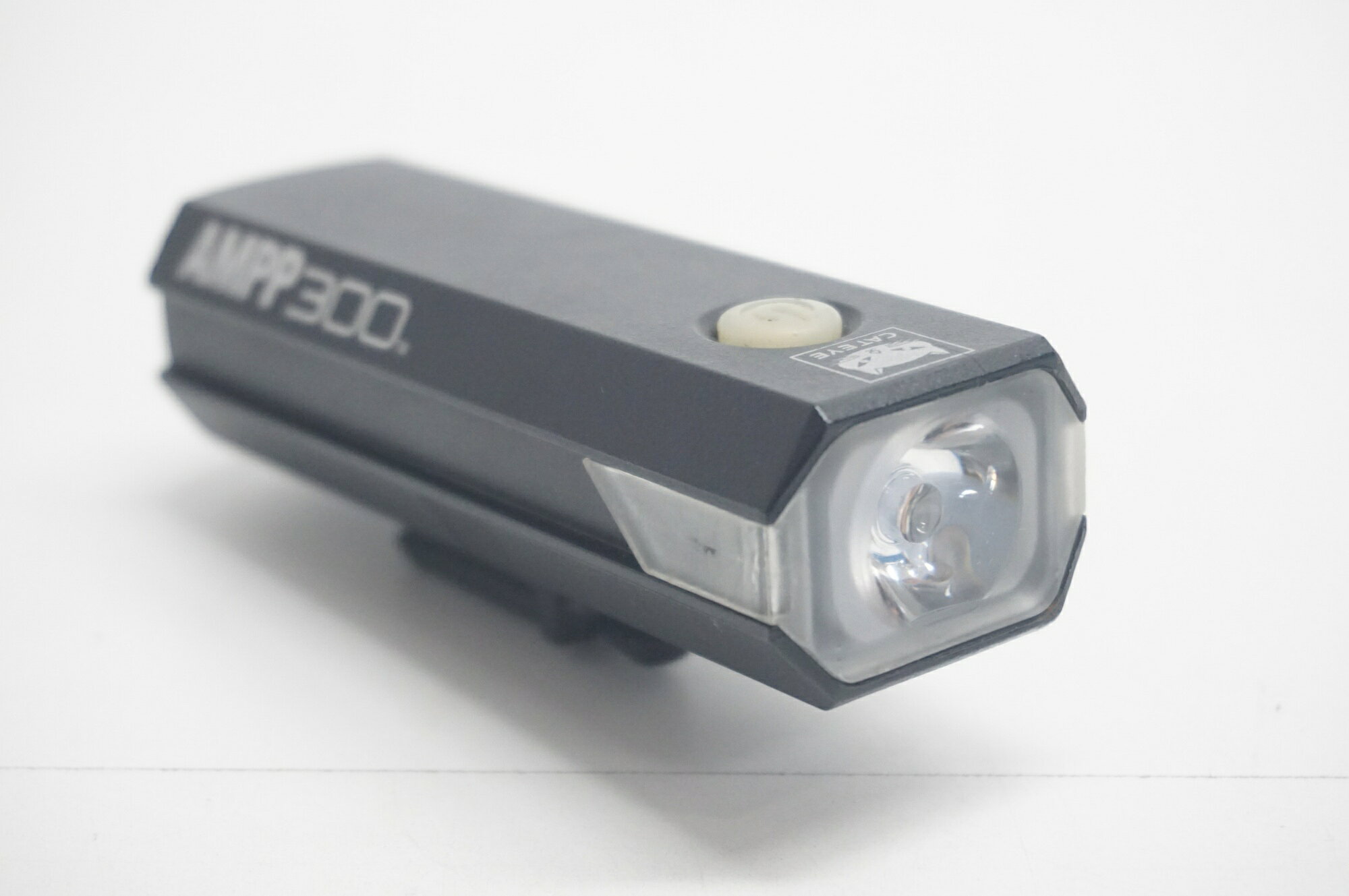 ■詳細 ・充電式 ■状態 ・使用による傷や汚れ等がございますが、大きなダメージ等はなく中古品としては比較的良好な状態です。 ・中古品の為電池の実容量は不明でございます。 ・通電確認済みとなります。 ・取付のマウントが欠品しています。 【付属品】 ※画像に掲載している物で全てでございます。 ※画像にないものは欠品となりますためご注意ください。 ■注意事項【在庫について】 在庫管理は細心の注意を払い行なっておりますが、システムの都合により在庫有と表記の商品につきましても、実在庫の反映との時間差により在庫が無い場合がございます。弊社はそれに伴う全てにおいて一切の責任は負いかねます事、何卒ご了承くださいませ。ご注文頂きました商品のご用意が出来かねました場合は、お電話とメールにてキャンセルご承諾お願いのご連絡をさせて頂きます。【掲載画像について】撮影方法やお客様の閲覧環境により、実際の商品とは違った色の見え方となる場合がございます。上記理由による返品、変更、キャンセルは一切お受け致しかねますまたシステム等の不備により、商品ページに別商品が含まれている、別カラー・仕様が掲載されている、商品情報に誤表記がある場合がございますご不明点がございましたら必ずご注文前にお問い合わせくださいませ。