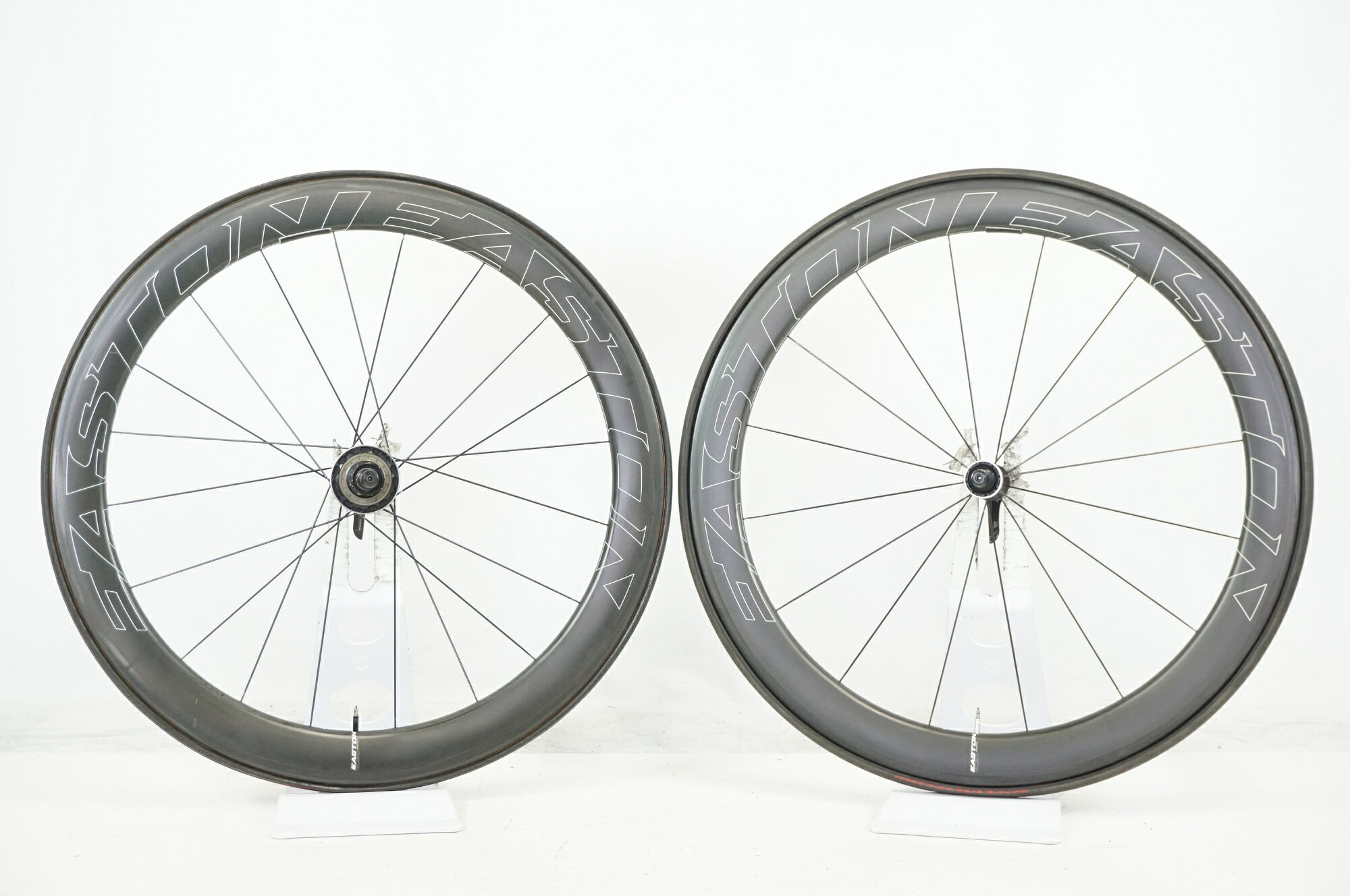 ■商品情報 サイズ：700C リム内幅：約15mm リムタイプ：TU ブレーキタイプ：ブレーキ フリータイプ：SHIMANO 11s (ROAD 12s) 重量 F：約960g (画像の状態の実測値) 重量 R：約1170g (画像の状態の実測値) エンド幅 F：100mm エンド幅 R：130mm その他付属品：前後クイックレバー (画像に掲載しているものが全てになります。) ■状態 ・使用に伴う傷、汚れ等がございます。 ・1.0-1.5mm程度の振れがございます。 ・ハブの回転に目立つゴリ感やガタつきはございません。 ・フロントリム内に異物があり回転時異音がします。 ・ホイールバランサーが貼られております。 ・中古商品のため、タイヤの状態は保証外です。リム保護の為の緩衝材とお考えください。 ※掲載画像以外にもキズや汚れはございますが、写真の掲載可能枚数の都合上、目立つ箇所を優先的に抜粋しております。 ■注意事項【在庫について】 在庫管理は細心の注意を払い行なっておりますが、システムの都合により在庫有と表記の商品につきましても、実在庫の反映との時間差により在庫が無い場合がございます。弊社はそれに伴う全てにおいて一切の責任は負いかねます事、何卒ご了承くださいませ。ご注文頂きました商品のご用意が出来かねました場合は、お電話とメールにてキャンセルご承諾お願いのご連絡をさせて頂きます。【掲載画像について】撮影方法やお客様の閲覧環境により、実際の商品とは違った色の見え方となる場合がございます。上記理由による返品、変更、キャンセルは一切お受け致しかねますまたシステム等の不備により、商品ページに別商品が含まれている、別カラー・仕様が掲載されている、商品情報に誤表記がある場合がございますご不明点がございましたら必ずご注文前にお問い合わせくださいませ。