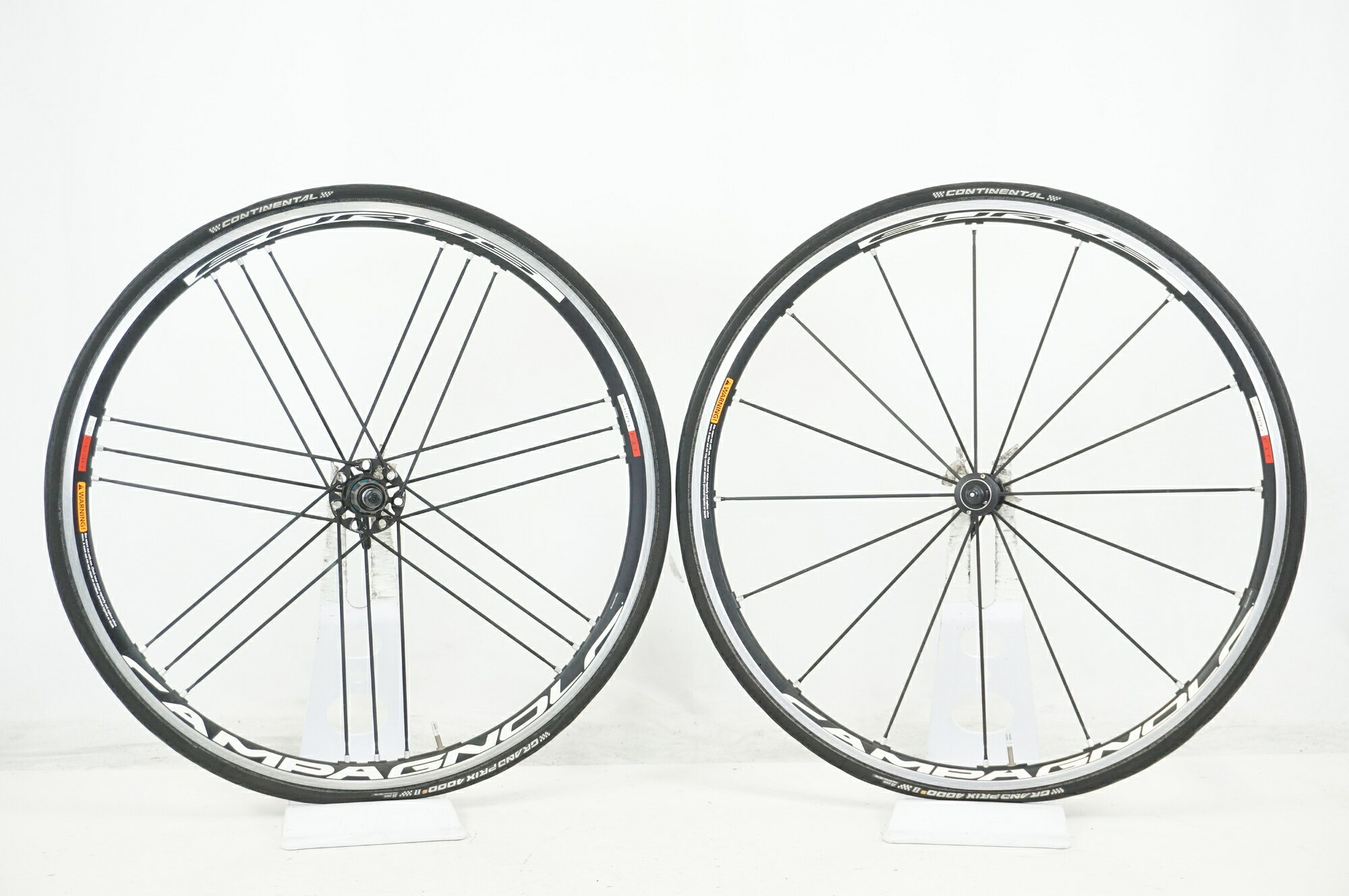 ■商品情報 サイズ：700C リム内幅：約15mm リムタイプ：CL ブレーキタイプ：リムブレーキ フリータイプ：SHIMANO 11s (ROAD 12s) 重量 F：約980g (画像の状態の実測値) 重量 R：約1210g (画像の状態の実測値) エンド幅 F：100mm エンド幅 R：130mm その他付属品：前後クイックレバー (画像に掲載しているものが全てになります。) ■状態 ・使用に伴う傷、汚れ等がございます。 ・0.5-1.0mm程度の若干の振れがございます。 ・リアハブの回転にザラつきがございます。 ・リムサイドに使用感がございます。 ・中古商品のため、タイヤの状態は保証外です。リム保護の為の緩衝材とお考えください。 ■注意事項【在庫について】 在庫管理は細心の注意を払い行なっておりますが、システムの都合により在庫有と表記の商品につきましても、実在庫の反映との時間差により在庫が無い場合がございます。弊社はそれに伴う全てにおいて一切の責任は負いかねます事、何卒ご了承くださいませ。ご注文頂きました商品のご用意が出来かねました場合は、お電話とメールにてキャンセルご承諾お願いのご連絡をさせて頂きます。【掲載画像について】撮影方法やお客様の閲覧環境により、実際の商品とは違った色の見え方となる場合がございます。上記理由による返品、変更、キャンセルは一切お受け致しかねますまたシステム等の不備により、商品ページに別商品が含まれている、別カラー・仕様が掲載されている、商品情報に誤表記がある場合がございますご不明点がございましたら必ずご注文前にお問い合わせくださいませ。