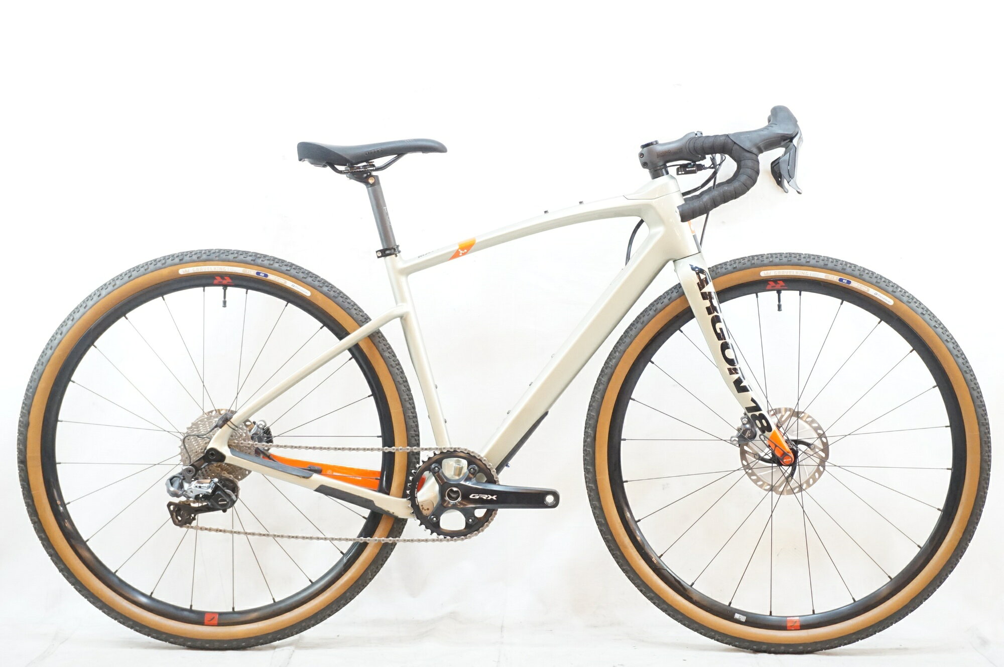 ■商品情報 メーカーサイズ:XS シートチューブ(C-T):450mm トップチューブ(C-C):513mm(ホリゾンタル換算) 適応身長:160-165cm(目安) 重量:約9.1kg フレーム材質:カーボン フロントフォーク:カーボン メインコンポ:SHIMANO GRX RX815 シートポスト:TDS 27.2mm ハンドル:RITCHEY WCS 390-490mm ステム:80mm サドル:WTB ホイール:FULCRUM RAPID RED 5 タイヤ:700x45C 変速段数:2x11 付属品:なし(ペダル付属なし) ■状態 使用に伴うキズやヨゴレがございます。 チェーンステーのプロクターに一部剥がれがございます。 ボトルケージ取付穴付近にクリア割れがございます。 ■注意事項【在庫について】 在庫管理は細心の注意を払い行なっておりますが、システムの都合により在庫有と表記の商品につきましても、実在庫の反映との時間差により在庫が無い場合がございます。弊社はそれに伴う全てにおいて一切の責任は負いかねます事、何卒ご了承くださいませ。ご注文頂きました商品のご用意が出来かねました場合は、お電話とメールにてキャンセルご承諾お願いのご連絡をさせて頂きます。【掲載画像について】撮影方法やお客様の閲覧環境により、実際の商品とは違った色の見え方となる場合がございます。上記理由による返品、変更、キャンセルは一切お受け致しかねますまたシステム等の不備により、商品ページに別商品が含まれている、別カラー・仕様が掲載されている、商品情報に誤表記がある場合がございますご不明点がございましたら必ずご注文前にお問い合わせくださいませ。