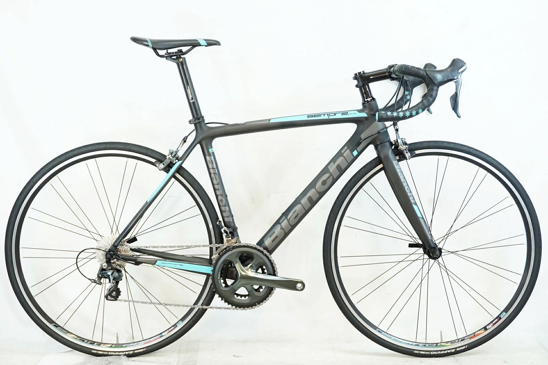 ■商品情報メーカーサイズ:53シートチューブ(C-T): 500mmトップチューブ(C-C):535mm(ホリゾンタル換算)適応身長:170-180cm(目安)重量:約9.55kgフレーム材質:カーボンフロントフォーク:カーボンレバー:SHIMANO TIAGRA 4700フロントディレイラー:SHIMANO TIAGRA 4700リアディレイラー:SHIMANO TIAGRA 4700ブレーキ:SHIMANO TIAGRA 4700クランク:SHIMANO TIAGRA 4700 50-34T 170mmスプロケット:SHIMANO CS-HG500-10 11-28Tシートポスト:純正 31.6mmハンドル:純正 400mmステム:純正 100mmサドル:純正ホイール:純正タイヤ:700x25C変速段数:2x10付属品:なし(ペダル付属なし)■状態使用に伴う若干の擦れ痕、汚れがございますが、全体的に使用感は少なく状態良好です。目立つ傷などはなく、中古品としては綺麗な状態です。 ■注意事項【在庫について】 在庫管理は細心の注意を払い行なっておりますが、システムの都合により在庫有と表記の商品につきましても、実在庫の反映との時間差により在庫が無い場合がございます。弊社はそれに伴う全てにおいて一切の責任は負いかねます事、何卒ご了承くださいませ。ご注文頂きました商品のご用意が出来かねました場合は、お電話とメールにてキャンセルご承諾お願いのご連絡をさせて頂きます。【掲載画像について】撮影方法やお客様の閲覧環境により、実際の商品とは違った色の見え方となる場合がございます。上記理由による返品、変更、キャンセルは一切お受け致しかねますまたシステム等の不備により、商品ページに別商品が含まれている、別カラー・仕様が掲載されている、商品情報に誤表記がある場合がございますご不明点がございましたら必ずご注文前にお問い合わせくださいませ。