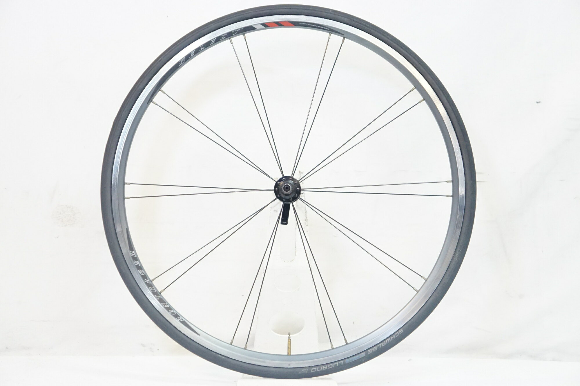 ■商品情報 サイズ: 700C リム内幅: 約14mm リムタイプ: クリンチャー ブレーキタイプ: リムブレーキ Fエンド幅: 100mm その他付属品: 前後クイックレバー (画像に掲載しているものが全てになります。) ■状態 多少の傷や錆・くすみ等がございます。 振れ約0.5mm、ハブの回転に目立つゴリ感やガタつきはございません。実用に問題のない状態です。 タイヤは古い銘柄に思われますので、状態に関しては保証外です。 ■注意事項【在庫について】 在庫管理は細心の注意を払い行なっておりますが、システムの都合により在庫有と表記の商品につきましても、実在庫の反映との時間差により在庫が無い場合がございます。弊社はそれに伴う全てにおいて一切の責任は負いかねます事、何卒ご了承くださいませ。ご注文頂きました商品のご用意が出来かねました場合は、お電話とメールにてキャンセルご承諾お願いのご連絡をさせて頂きます。【掲載画像について】撮影方法やお客様の閲覧環境により、実際の商品とは違った色の見え方となる場合がございます。上記理由による返品、変更、キャンセルは一切お受け致しかねますまたシステム等の不備により、商品ページに別商品が含まれている、別カラー・仕様が掲載されている、商品情報に誤表記がある場合がございますご不明点がございましたら必ずご注文前にお問い合わせくださいませ。