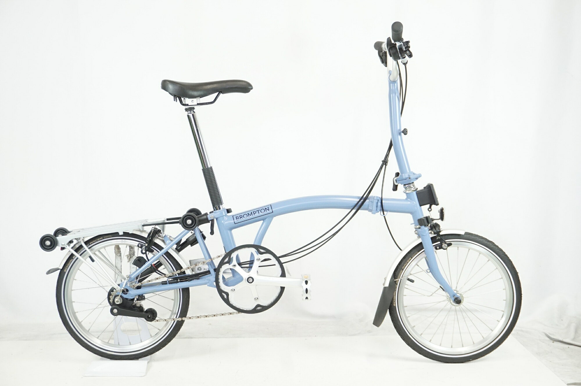 ■商品情報 メーカーサイズ:ワンサイズ 適応身長:145-cm(目安) 重量:約12.4kg フレーム材質:クロモリ フロントフォーク:クロモリ タイヤ:16x1-1/3 変速段数:2x3 付属品:ペダル、ポンプ ■状態 ・整備済みの車体でございます。 ・使用に伴う傷等はございますが、各部動作良好な状態です。 ■注意事項【在庫について】 在庫管理は細心の注意を払い行なっておりますが、システムの都合により在庫有と表記の商品につきましても、実在庫の反映との時間差により在庫が無い場合がございます。弊社はそれに伴う全てにおいて一切の責任は負いかねます事、何卒ご了承くださいませ。ご注文頂きました商品のご用意が出来かねました場合は、お電話とメールにてキャンセルご承諾お願いのご連絡をさせて頂きます。【掲載画像について】撮影方法やお客様の閲覧環境により、実際の商品とは違った色の見え方となる場合がございます。上記理由による返品、変更、キャンセルは一切お受け致しかねますまたシステム等の不備により、商品ページに別商品が含まれている、別カラー・仕様が掲載されている、商品情報に誤表記がある場合がございますご不明点がございましたら必ずご注文前にお問い合わせくださいませ。