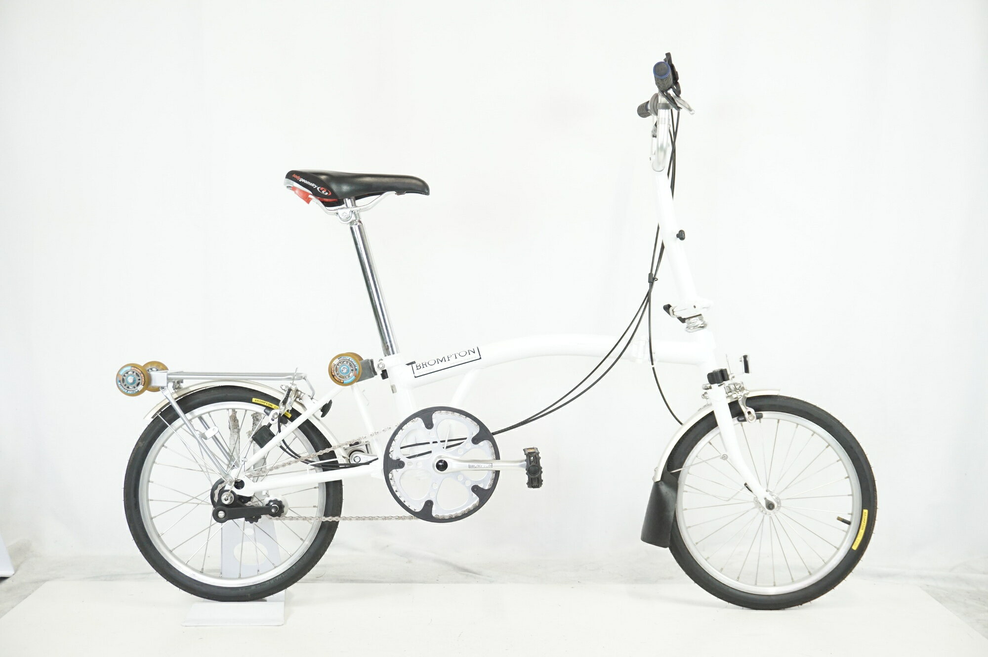 ■商品情報 メーカーサイズ:ワンサイズ 適応身長:155-180cm(目安) 重量:約12.5kg フレーム材質:クロモリ フロントフォーク:クロモリ タイヤ:16x1-3/8 変速段数:1x3 付属品:ぺダル ■状態 ・整備済みの車体でございます。 ・使用に伴う傷等はございますが、各部動作良好な状態です。 ・折りたたみのリアのロック機構がございません(元々ないモデルかと思われます)。 ・細かい塗装剥がれがございます(色の関係で画像では分かりづらい状態です)。 ※掲載画像以外にもキズや汚れはございますが、写真の掲載可能枚数の都合上、目立つ箇所を優先的に抜粋しております。 ■注意事項【在庫について】 在庫管理は細心の注意を払い行なっておりますが、システムの都合により在庫有と表記の商品につきましても、実在庫の反映との時間差により在庫が無い場合がございます。弊社はそれに伴う全てにおいて一切の責任は負いかねます事、何卒ご了承くださいませ。ご注文頂きました商品のご用意が出来かねました場合は、お電話とメールにてキャンセルご承諾お願いのご連絡をさせて頂きます。【掲載画像について】撮影方法やお客様の閲覧環境により、実際の商品とは違った色の見え方となる場合がございます。上記理由による返品、変更、キャンセルは一切お受け致しかねますまたシステム等の不備により、商品ページに別商品が含まれている、別カラー・仕様が掲載されている、商品情報に誤表記がある場合がございますご不明点がございましたら必ずご注文前にお問い合わせくださいませ。