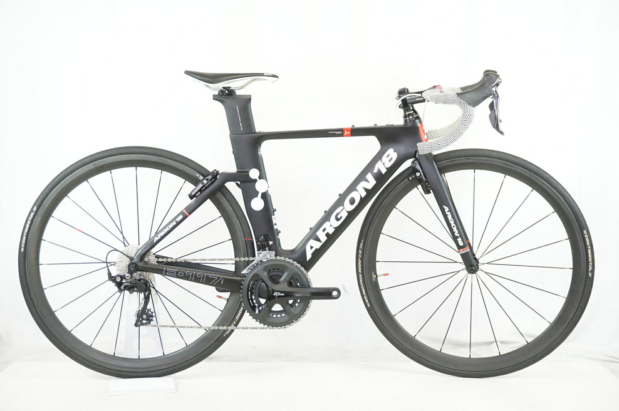 ■商品情報 メーカーサイズ:XS シートチューブ(C-T): 461mm トップチューブ(C-C):489mm(ホリゾンタル換算) 適応身長:160-170cm(目安) 重量:約7.5kg フレーム材質:カーボン フロントフォーク:カーボン レバー:SHIMANO DURA-ACE 9000 フロントディレイラー:SHIMANO 105 R7000 リアディレイラー:SHIMANO 105 R7000 ブレーキ:純正 クランク:SHIMANO 105 5800 50-34T 165mm スプロケット:SHIMANO ULTEGRA R8000 11-30T シートポスト:純正 専用 ハンドル:不明 400mm ステム:EASTON 90mm サドル:純正 ホイール:不明 タイヤ:700x23C 変速段数:2x11 付属品:なし(ペダル付属なし) ■状態 ・整備済みの車体でございます。 ・使用に伴う傷等はございますが、フレームの使用感は少なめです。 ・タイヤが劣化しております(フロントはひび割れあり)。■配送方法 ※アートセッティングデリバリー家財おまかせ便での配送となります。 ■注意事項【在庫について】 在庫管理は細心の注意を払い行なっておりますが、システムの都合により在庫有と表記の商品につきましても、実在庫の反映との時間差により在庫が無い場合がございます。弊社はそれに伴う全てにおいて一切の責任は負いかねます事、何卒ご了承くださいませ。ご注文頂きました商品のご用意が出来かねました場合は、お電話とメールにてキャンセルご承諾お願いのご連絡をさせて頂きます。【掲載画像について】撮影方法やお客様の閲覧環境により、実際の商品とは違った色の見え方となる場合がございます。上記理由による返品、変更、キャンセルは一切お受け致しかねますまたシステム等の不備により、商品ページに別商品が含まれている、別カラー・仕様が掲載されている、商品情報に誤表記がある場合がございますご不明点がございましたら必ずご注文前にお問い合わせくださいませ。