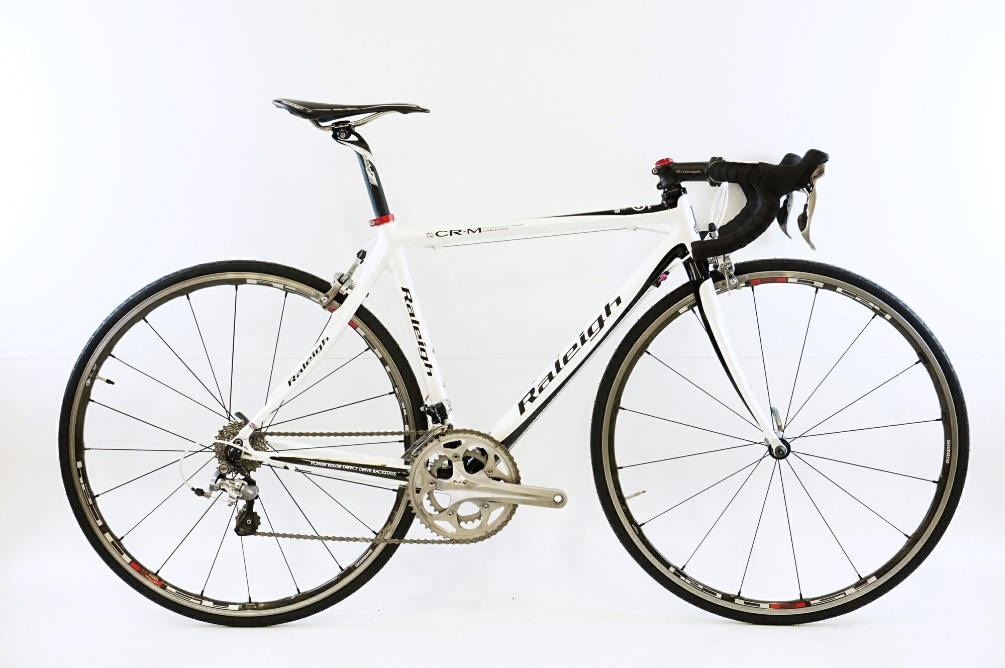 ■商品情報 メーカーサイズ:500 シートチューブ(C-T): 500mm トップチューブ(C-C):530mm(ホリゾンタル換算) 適応身長:160-170cm(目安) 重量:約8.1kg フレーム材質:カーボン フロントフォーク:カーボン メインコンポ:SHIMANO 105 5700 ブレーキ:SHIMANO 105 5700 クランク:50-34T 170mm スプロケット:11-25T ハンドル:400mm ステム:100mm ホイール:SHIMANO RS80 C24 定価(66,006円) タイヤ:700x23C クリンチャー 変速段数:2x11 付属品:なし(ペダル付属なし) ■状態 使用に伴うキズがございますが、中古品として良好な状態でございます。 前後タイヤ,バーテープ,ブラケットカバー,チェーンを新品に交換しています。 掲載画像以外にも細かい傷や多少の汚れがございます。 ■注意事項【在庫について】 在庫管理は細心の注意を払い行なっておりますが、システムの都合により在庫有と表記の商品につきましても、実在庫の反映との時間差により在庫が無い場合がございます。弊社はそれに伴う全てにおいて一切の責任は負いかねます事、何卒ご了承くださいませ。ご注文頂きました商品のご用意が出来かねました場合は、お電話とメールにてキャンセルご承諾お願いのご連絡をさせて頂きます。【掲載画像について】撮影方法やお客様の閲覧環境により、実際の商品とは違った色の見え方となる場合がございます。上記理由による返品、変更、キャンセルは一切お受け致しかねますまたシステム等の不備により、商品ページに別商品が含まれている、別カラー・仕様が掲載されている、商品情報に誤表記がある場合がございますご不明点がございましたら必ずご注文前にお問い合わせくださいませ。