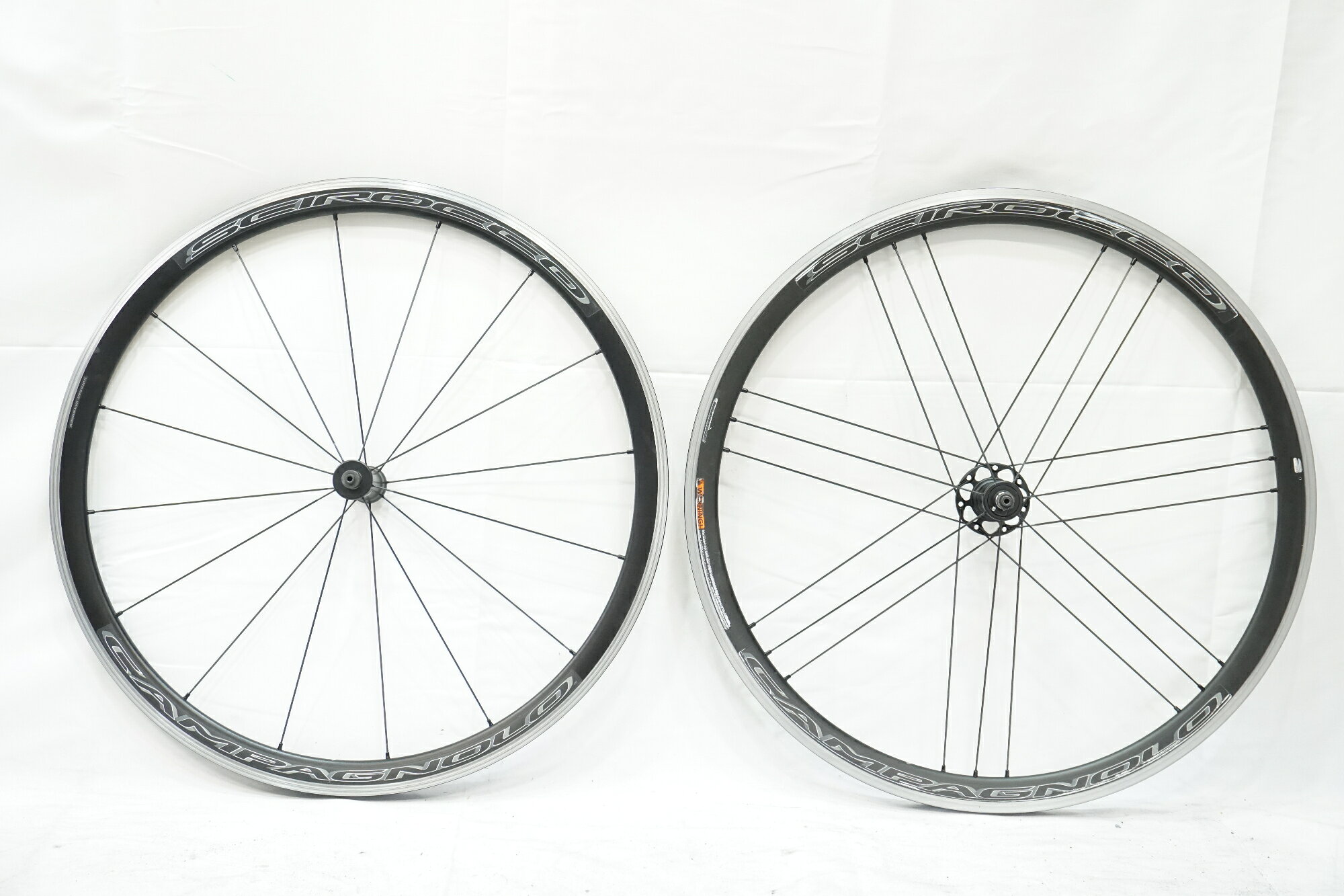 ■商品情報サイズ：700Cリム幅：(内-内) 17mmリムタイプ：クリンチャーフリータイプ：SHIMANO / SRAM 11S重量 F：約840g (タイヤなし)重量 R：約970g (タイヤなし)エンド幅 F：100mmエンド幅 R：130mmブレーキタイプ：リムブレーキその他付属品：なし■状態使用に伴うキズ、ヨゴレ等がございます。ブレーキ面にガリ傷がございます。フリーボディに噛み込みがございます。 ■注意事項【在庫について】 在庫管理は細心の注意を払い行なっておりますが、システムの都合により在庫有と表記の商品につきましても、実在庫の反映との時間差により在庫が無い場合がございます。弊社はそれに伴う全てにおいて一切の責任は負いかねます事、何卒ご了承くださいませ。ご注文頂きました商品のご用意が出来かねました場合は、お電話とメールにてキャンセルご承諾お願いのご連絡をさせて頂きます。【掲載画像について】撮影方法やお客様の閲覧環境により、実際の商品とは違った色の見え方となる場合がございます。上記理由による返品、変更、キャンセルは一切お受け致しかねますまたシステム等の不備により、商品ページに別商品が含まれている、別カラー・仕様が掲載されている、商品情報に誤表記がある場合がございますご不明点がございましたら必ずご注文前にお問い合わせくださいませ。