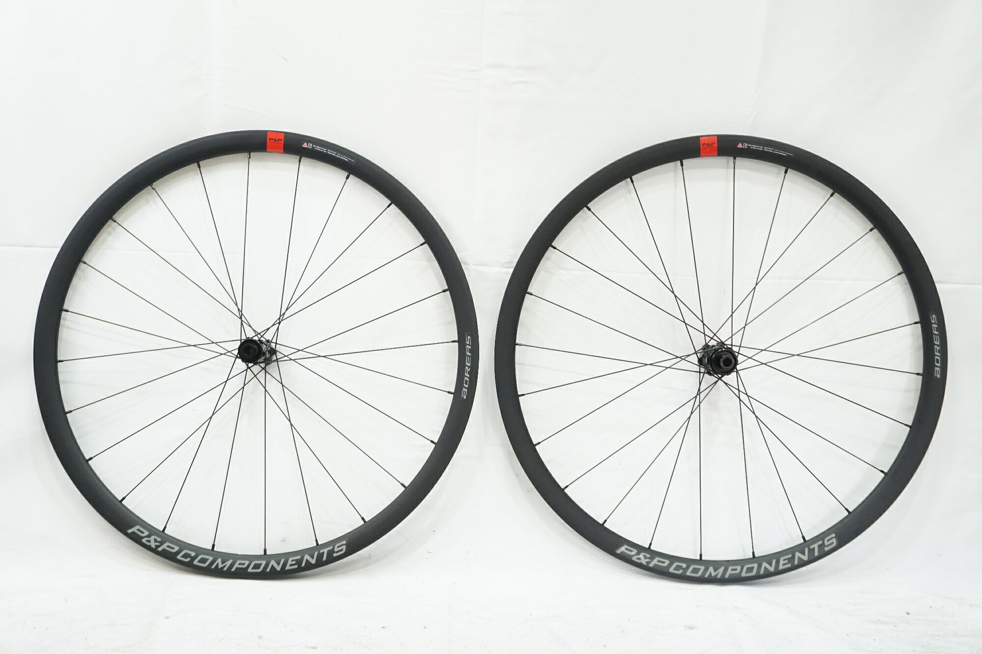 ■商品情報サイズ：700Cリム幅：(内-内)19mmリムタイプ：クリンチャーフリータイプ：SHIMANO / SRAM 11S重量 F：約710g (タイヤなし)重量 R：約810g (タイヤなし)エンド幅 F：100×12mmエンド幅 R：142×12mmブレーキタイプ：ディスクブレーキ(センターロック)タイヤ ：無しその他付属品：なし■状態使用に伴うキズ、ヨゴレ等がございます。フリーボディにスプロケットの噛み込みがございます。 ■注意事項【在庫について】 在庫管理は細心の注意を払い行なっておりますが、システムの都合により在庫有と表記の商品につきましても、実在庫の反映との時間差により在庫が無い場合がございます。弊社はそれに伴う全てにおいて一切の責任は負いかねます事、何卒ご了承くださいませ。ご注文頂きました商品のご用意が出来かねました場合は、お電話とメールにてキャンセルご承諾お願いのご連絡をさせて頂きます。【掲載画像について】撮影方法やお客様の閲覧環境により、実際の商品とは違った色の見え方となる場合がございます。上記理由による返品、変更、キャンセルは一切お受け致しかねますまたシステム等の不備により、商品ページに別商品が含まれている、別カラー・仕様が掲載されている、商品情報に誤表記がある場合がございますご不明点がございましたら必ずご注文前にお問い合わせくださいませ。