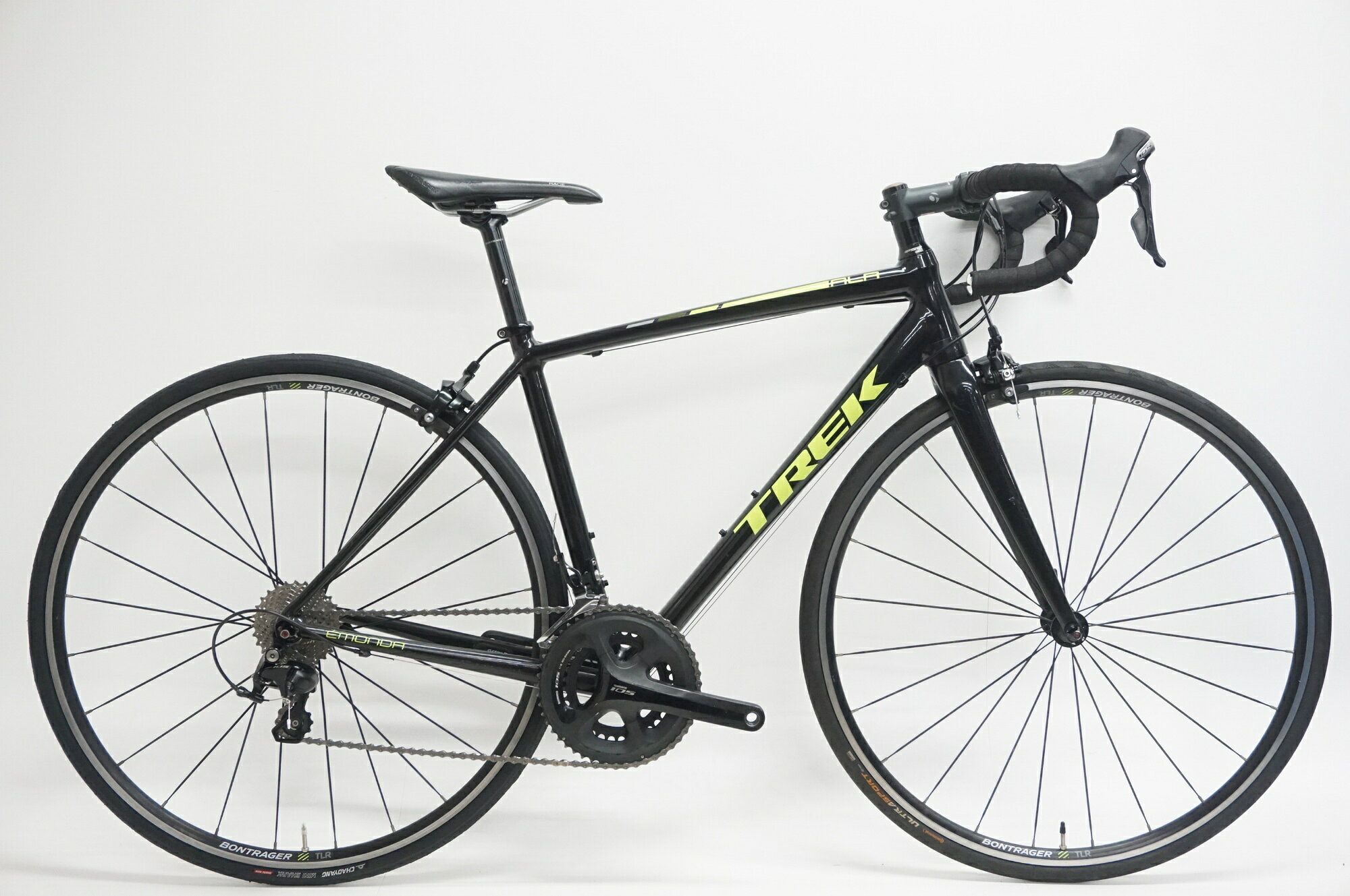 ■商品情報メーカーサイズ:52シートチューブ(C-T): 480mmトップチューブ(C-C):530mm(ホリゾンタル換算)適応身長:160-170cm(目安)重量:約8.3kgフレーム材質:アルミフロントフォーク:カーボンシフター:SHIMANO 105 5800フロントディレイラー:SHIMANO 105 5800リアディレイラー:SHIMANO 105 5800ブレーキ:SHIMANO 105 R7000クランク:SHIMANO 105 5800 50-34T 170mmスプロケット:SHIMANO 105 5800 11-28Tシートポスト:純正 27.2mmハンドル:純正 400mmステム:純正 90mmサドル:純正ホイール:純正タイヤ:700x25C変速段数:2x11付属品:なし(ペダル付属なし)■状態使用に伴うキズやヨゴレ、サビ、タッチアップがあり、使用感がございますが、動作に支障はございません。スポークにサビがあり、ハブにややゴリ感があります。サドルに劣化があり、タイヤのメーカーが前後で違います。リアタイヤ・チェーンを新品に交換しています。 ■注意事項【在庫について】 在庫管理は細心の注意を払い行なっておりますが、システムの都合により在庫有と表記の商品につきましても、実在庫の反映との時間差により在庫が無い場合がございます。弊社はそれに伴う全てにおいて一切の責任は負いかねます事、何卒ご了承くださいませ。ご注文頂きました商品のご用意が出来かねました場合は、お電話とメールにてキャンセルご承諾お願いのご連絡をさせて頂きます。【掲載画像について】撮影方法やお客様の閲覧環境により、実際の商品とは違った色の見え方となる場合がございます。上記理由による返品、変更、キャンセルは一切お受け致しかねますまたシステム等の不備により、商品ページに別商品が含まれている、別カラー・仕様が掲載されている、商品情報に誤表記がある場合がございますご不明点がございましたら必ずご注文前にお問い合わせくださいませ。
