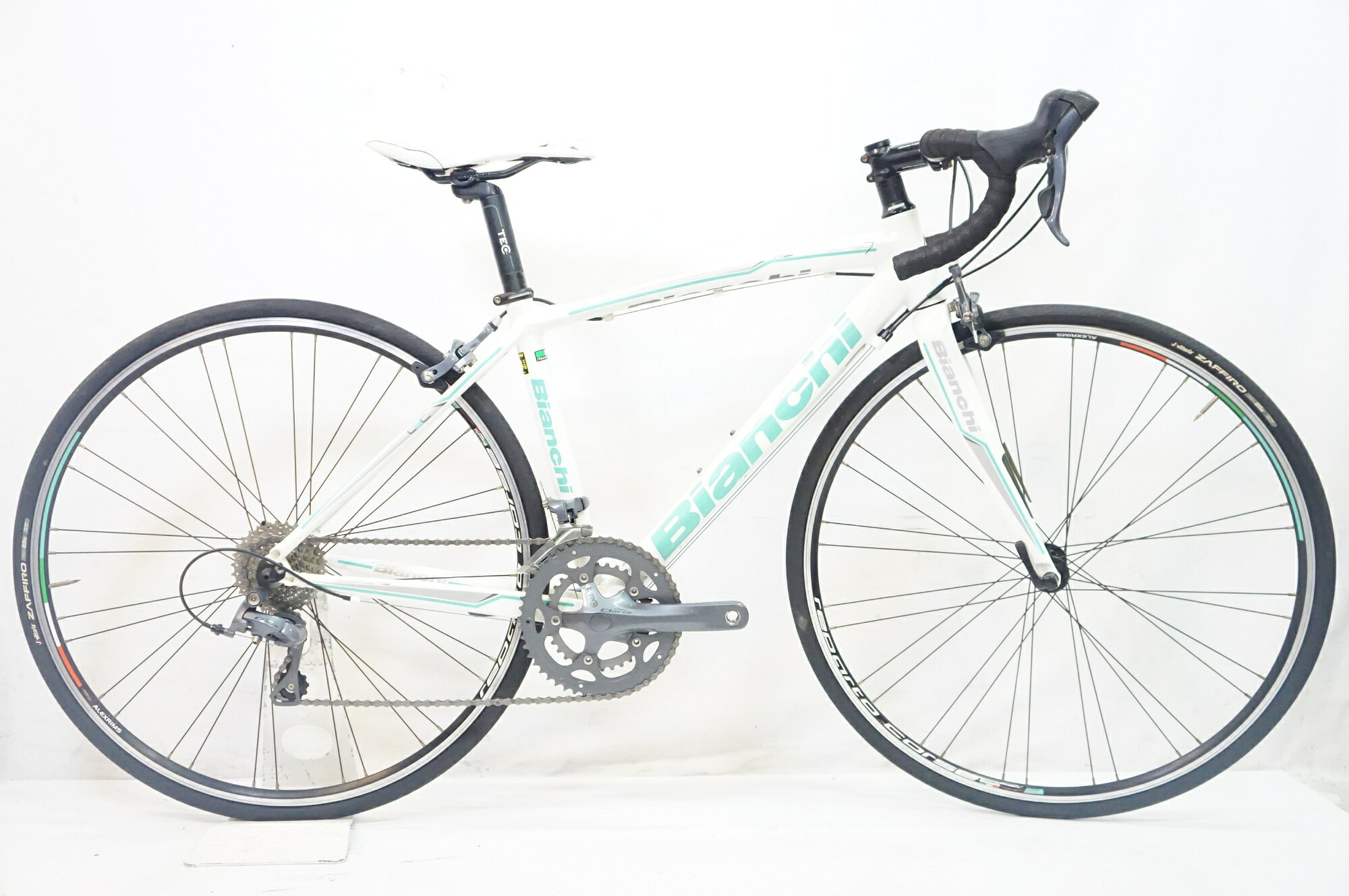 ■商品情報 サイズ: 44 シートチューブ(C-T): 420mm トップチューブ(C-C): 510mm(水平換算) 適応身長: 約150-160cm(目安) 重量: 約9.8kg フレーム: アルミ フォーク: カーボン 変速: SHIMANO CLARIS 2400 2x8段 (純正構成と思われます) ブレーキ: SHIMANO CLARIS 2400 ホイール: 純正 タイヤ: 700x23C 付属品: なし (ペダル付属なし) ■状態 金属部の錆はございますが、年式の割に傷や摩耗は少ない車体です。 フレームのロゴデカールに劣化がございます。 タイヤは当時の純正装着品のままと思われます。 明らかな減りやひび割れは見受けられませんが、走行により早期に劣化が生じる可能性もございますので、必要に応じて交換が推奨される状態とお考えください。 ■注意事項【在庫について】 在庫管理は細心の注意を払い行なっておりますが、システムの都合により在庫有と表記の商品につきましても、実在庫の反映との時間差により在庫が無い場合がございます。弊社はそれに伴う全てにおいて一切の責任は負いかねます事、何卒ご了承くださいませ。ご注文頂きました商品のご用意が出来かねました場合は、お電話とメールにてキャンセルご承諾お願いのご連絡をさせて頂きます。【掲載画像について】撮影方法やお客様の閲覧環境により、実際の商品とは違った色の見え方となる場合がございます。上記理由による返品、変更、キャンセルは一切お受け致しかねますまたシステム等の不備により、商品ページに別商品が含まれている、別カラー・仕様が掲載されている、商品情報に誤表記がある場合がございますご不明点がございましたら必ずご注文前にお問い合わせくださいませ。