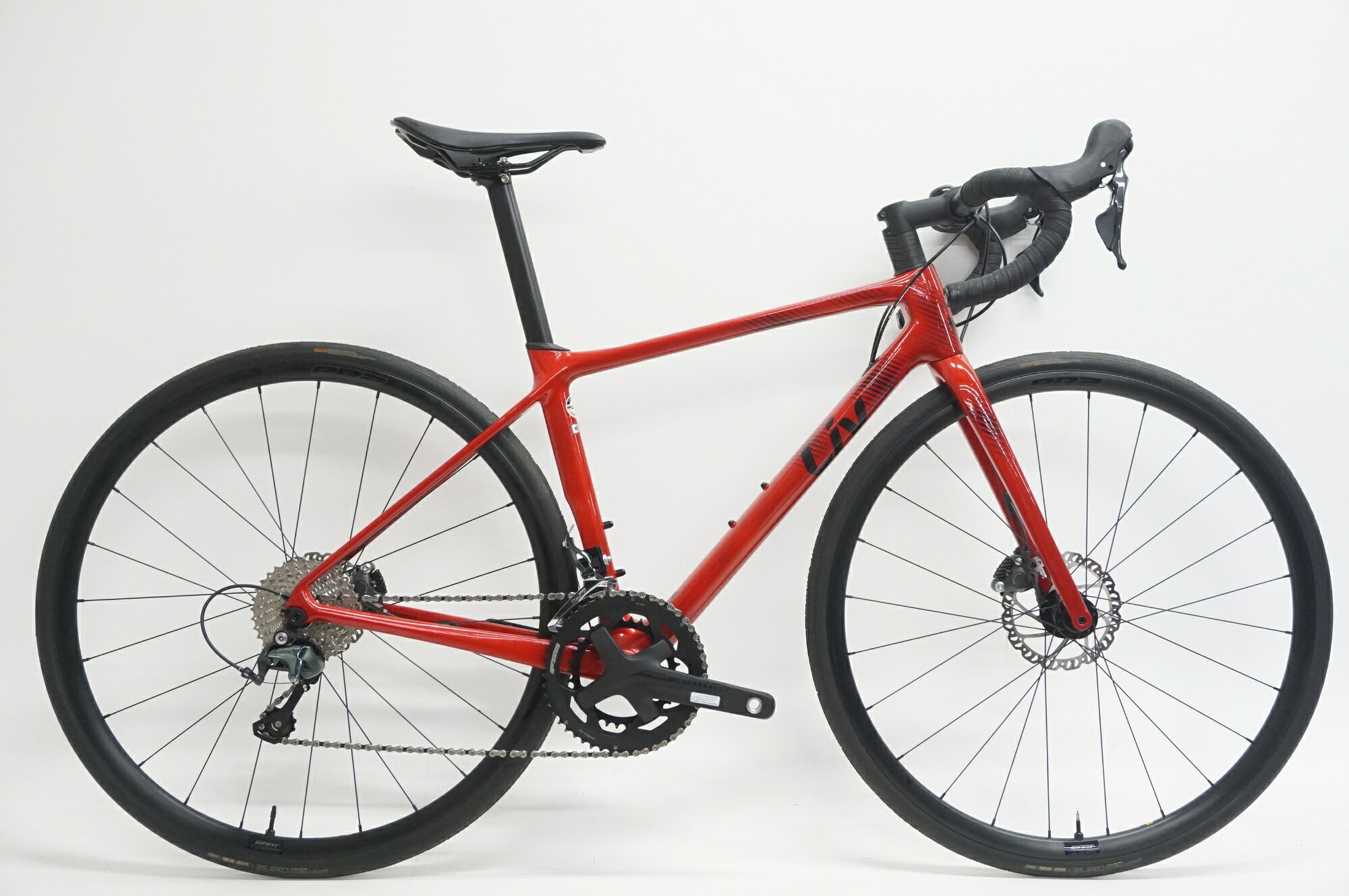 ■商品情報メーカーサイズ:XSシートチューブ(C-T): 420mmトップチューブ(C-C):508mm(ホリゾンタル換算)適応身長:155-170cm(目安)重量:約8.8kgフレーム材質:カーボンフロントフォーク:カーボンレバー:SHIMANO TIAGRA 4725フロントディレイラー:SHIMANO TIAGRA 4700リアディレイラー:SHIMANO TIAGRA 4700ブレーキ:SHIMANO TIAGRA 4770クランク:FSA OMEGA 50-34T 165mmスプロケット:CS-HG500-10 11-34Tシートポスト:純正 専用ハンドル:純正 360mmステム:純正 80mmサドル:純正ホイール:純正タイヤ:700x25C変速段数:2x10付属品:グロメット類(ペダル付属なし)■状態整備済みの車体です。女性用設計のモデルです。使用に伴うキズやヨゴレはございますが、全体的に使用感が少なく良好な状態です。リアホイールに強く力をかけると僅かにカタつきがありますが、走行に支障のない範囲と判断しています。シートポストにカットがありますが、適正サイズの場合はポジションに問題のない範囲です。 ■注意事項【在庫について】 在庫管理は細心の注意を払い行なっておりますが、システムの都合により在庫有と表記の商品につきましても、実在庫の反映との時間差により在庫が無い場合がございます。弊社はそれに伴う全てにおいて一切の責任は負いかねます事、何卒ご了承くださいませ。ご注文頂きました商品のご用意が出来かねました場合は、お電話とメールにてキャンセルご承諾お願いのご連絡をさせて頂きます。【掲載画像について】撮影方法やお客様の閲覧環境により、実際の商品とは違った色の見え方となる場合がございます。上記理由による返品、変更、キャンセルは一切お受け致しかねますまたシステム等の不備により、商品ページに別商品が含まれている、別カラー・仕様が掲載されている、商品情報に誤表記がある場合がございますご不明点がございましたら必ずご注文前にお問い合わせくださいませ。
