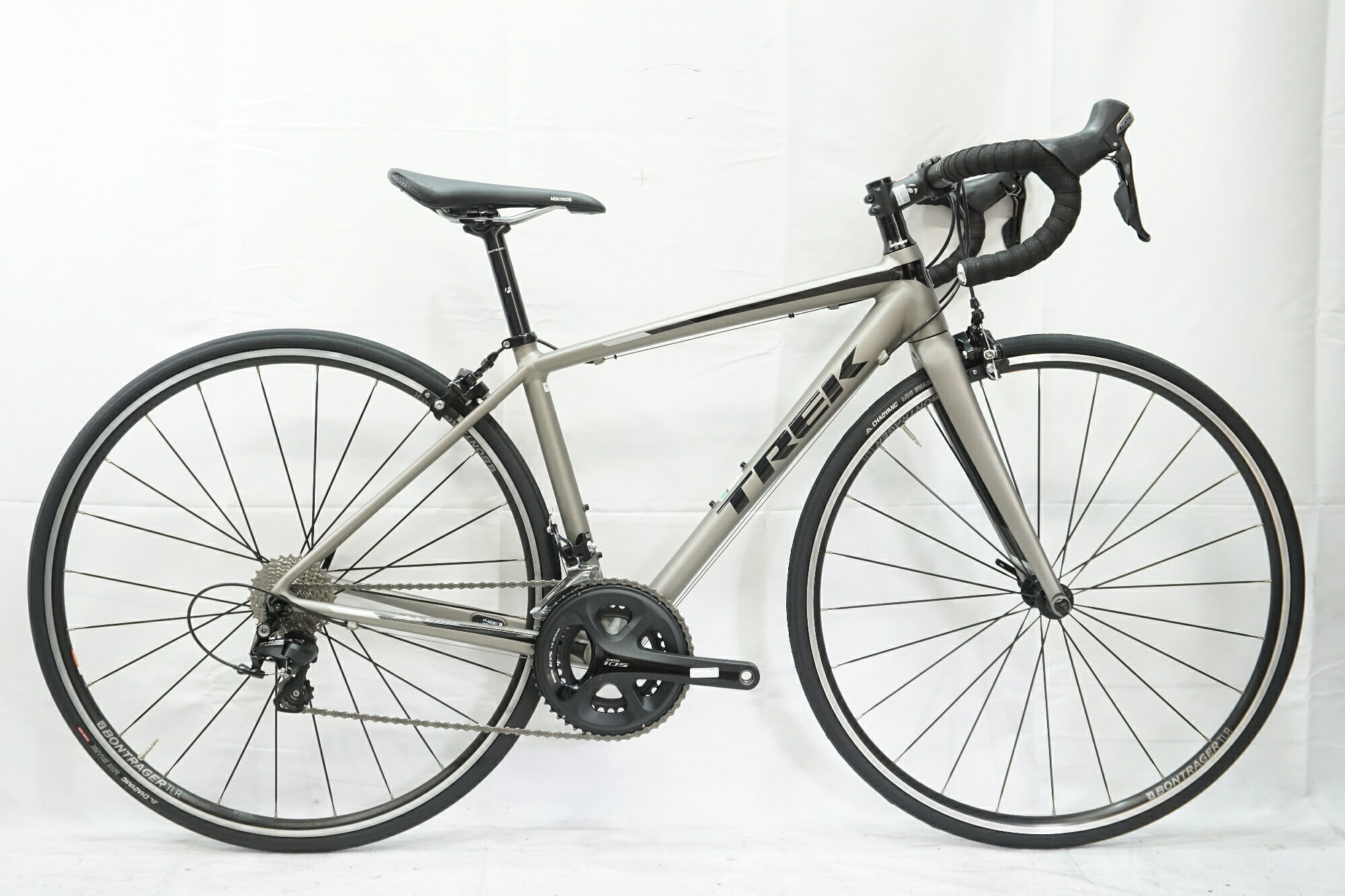 ■商品情報メーカーサイズ:47シートチューブ(C-T): 424mmトップチューブ(C-C):513mm(ホリゾンタル換算)適応身長:155-165cm(目安)重量:約7.9kgフレーム材質:アルミフロントフォーク:カーボンメインコンポ:SHIMANO 105 5800クランク:50-34T 170mmスプロケット:11-28Tシートポスト:純正ハンドル:純正ステム:純正サドル:純正ホイール:純正タイヤ:700x25C変速段数:2x11付属品:なし(ペダル付属なし)■状態使用に伴うキズやヨゴレがございますが、全体的に使用感は少なく状態良好です。バーテープを新品に交換しております。 ■注意事項【在庫について】 在庫管理は細心の注意を払い行なっておりますが、システムの都合により在庫有と表記の商品につきましても、実在庫の反映との時間差により在庫が無い場合がございます。弊社はそれに伴う全てにおいて一切の責任は負いかねます事、何卒ご了承くださいませ。ご注文頂きました商品のご用意が出来かねました場合は、お電話とメールにてキャンセルご承諾お願いのご連絡をさせて頂きます。【掲載画像について】撮影方法やお客様の閲覧環境により、実際の商品とは違った色の見え方となる場合がございます。上記理由による返品、変更、キャンセルは一切お受け致しかねますまたシステム等の不備により、商品ページに別商品が含まれている、別カラー・仕様が掲載されている、商品情報に誤表記がある場合がございますご不明点がございましたら必ずご注文前にお問い合わせくださいませ。
