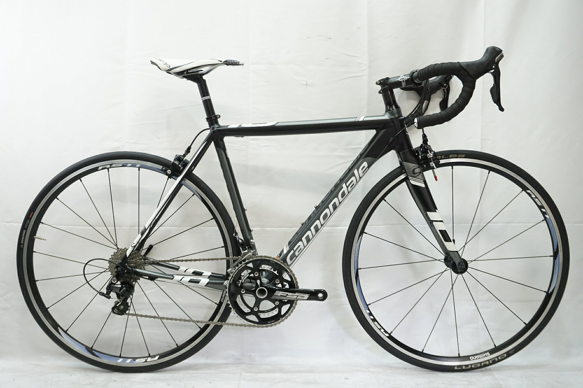 ■商品情報メーカーサイズ:52シートチューブ(C-T): 530mmトップチューブ(C-C):535mm(ホリゾンタル換算)適応身長:165-175cm(目安)重量:約8.3kgフレーム材質:アルミフロントフォーク:カーボンメインコンポ:SHIMANO 105 5800クランク:FSA GOSSAMER 52-36T 170mmスプロケット:11-28Tシートポスト:純正 27.2mmハンドル:純正 430mmステム:純正 90mmサドル:純正ホイール:SHIMANO WH-RS11タイヤ:700x25C変速段数:2x11付属品:なし(ペダル付属なし)■状態使用に伴うキズやヨゴレがございます。シートチューブに腐食による塗装剥がれがございます。劣化による塗装割れがございます。バーテープを新品に交換しております。 ■注意事項【在庫について】 在庫管理は細心の注意を払い行なっておりますが、システムの都合により在庫有と表記の商品につきましても、実在庫の反映との時間差により在庫が無い場合がございます。弊社はそれに伴う全てにおいて一切の責任は負いかねます事、何卒ご了承くださいませ。ご注文頂きました商品のご用意が出来かねました場合は、お電話とメールにてキャンセルご承諾お願いのご連絡をさせて頂きます。【掲載画像について】撮影方法やお客様の閲覧環境により、実際の商品とは違った色の見え方となる場合がございます。上記理由による返品、変更、キャンセルは一切お受け致しかねますまたシステム等の不備により、商品ページに別商品が含まれている、別カラー・仕様が掲載されている、商品情報に誤表記がある場合がございますご不明点がございましたら必ずご注文前にお問い合わせくださいませ。
