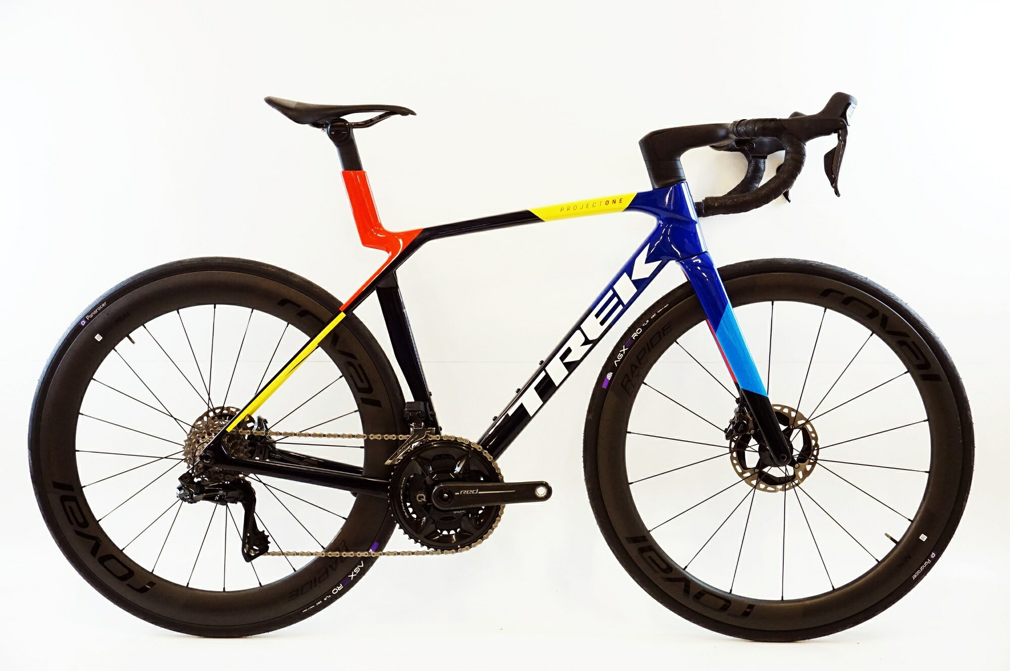 ■商品情報 メーカーサイズ:M シートチューブ(C-T): 476mm トップチューブ(C-C):545mm(ホリゾンタル換算) 適応身長:166-177cm(目安) 重量:約6.55kg フレーム材質:カーボン レバー:SHIMANO DURA-ACE R9270 Di2 フロントディレイラー:DURA-ACE R9250 Di2 リアディレイラー:DURA-ACE R9250 Di2(UDHハンガー) ブレーキ:DURA-ACE R9270油圧DISC クランク:SRAM RED E1 QUARQ DFOUR パワーメーター 50-34T 165mm スプロケット:DURA-ACE R9200 11-30T シートポスト:カーボン ハンドル:カーボン 420mm ステム:カーボン 約130mm サドル:S-WORKS CARBONレール ホイール:ROVAL RAPIDE CLX II CARBON(定価352,000円) タイヤ:700x28C チューブレス 変速段数:2x12 付属品:充電ケーブル,GARMIN,CATEYEライトマウント(ペダル付属なし) カラー：黒×青×水色×黄色×赤 ■状態 使用に伴うキズやヨゴレがございますが、全体的に使用感は少なく状態良好です。 ブレーキ逆引仕様。 前後タイヤを新品(PANARACER AGXERO TLR フラッグシップタイヤ)に交換しています。 掲載画像以外にも細かい傷や多少の汚れがございます。 写真はなるべく実際の色に近付けておりますが、閲覧する環境によって色が異なる場合がございます。 ■注意事項【在庫について】 在庫管理は細心の注意を払い行なっておりますが、システムの都合により在庫有と表記の商品につきましても、実在庫の反映との時間差により在庫が無い場合がございます。弊社はそれに伴う全てにおいて一切の責任は負いかねます事、何卒ご了承くださいませ。ご注文頂きました商品のご用意が出来かねました場合は、お電話とメールにてキャンセルご承諾お願いのご連絡をさせて頂きます。【掲載画像について】撮影方法やお客様の閲覧環境により、実際の商品とは違った色の見え方となる場合がございます。上記理由による返品、変更、キャンセルは一切お受け致しかねますまたシステム等の不備により、商品ページに別商品が含まれている、別カラー・仕様が掲載されている、商品情報に誤表記がある場合がございますご不明点がございましたら必ずご注文前にお問い合わせくださいませ。