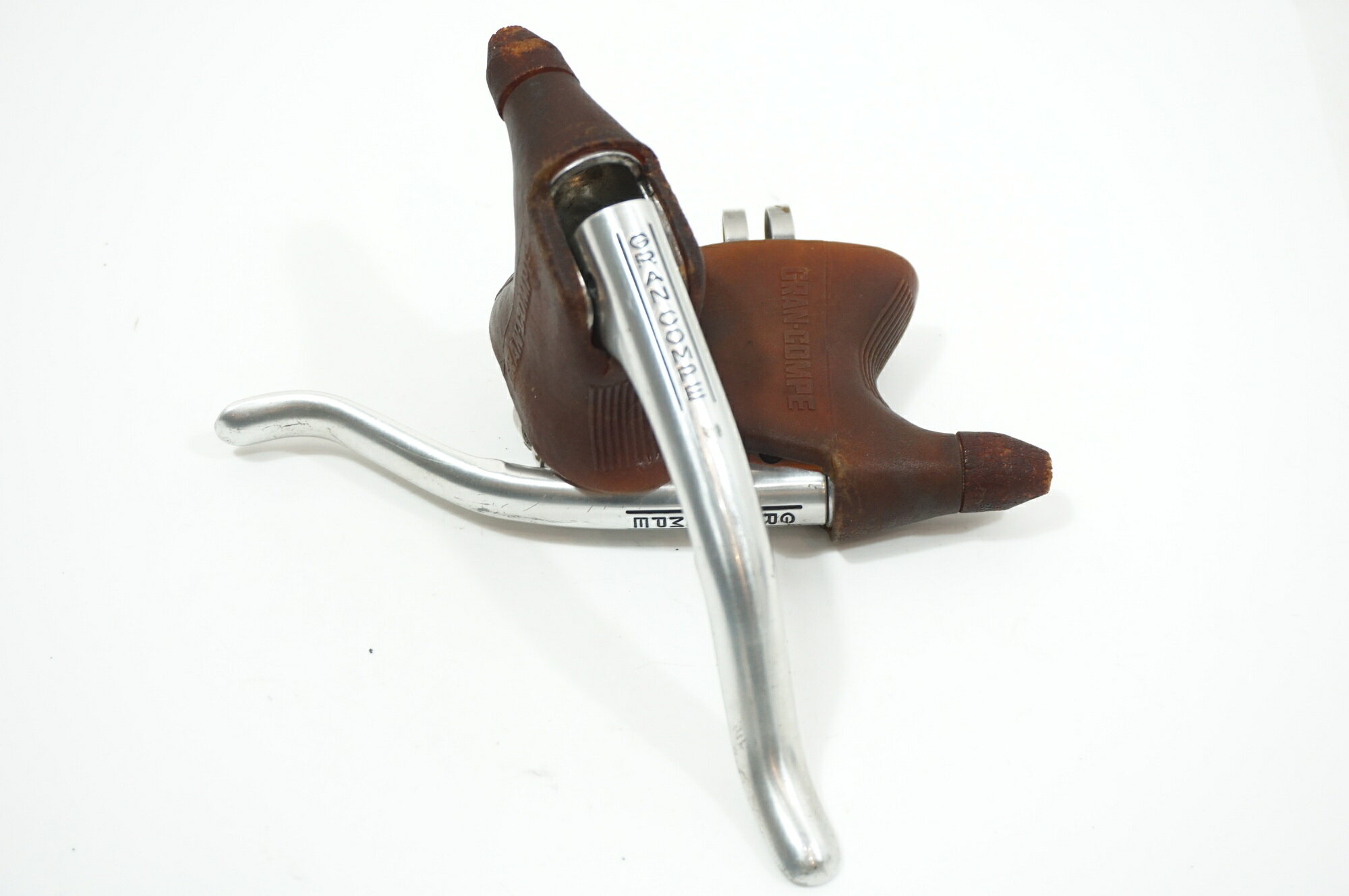 ■状態 ・使用に伴うキズ、ヨゴレがございます。 ■付属品 ・掲載しているものがすべてになります。 ■注意事項【在庫について】 在庫管理は細心の注意を払い行なっておりますが、システムの都合により在庫有と表記の商品につきましても、実在庫の反映との時間差により在庫が無い場合がございます。弊社はそれに伴う全てにおいて一切の責任は負いかねます事、何卒ご了承くださいませ。ご注文頂きました商品のご用意が出来かねました場合は、お電話とメールにてキャンセルご承諾お願いのご連絡をさせて頂きます。【掲載画像について】撮影方法やお客様の閲覧環境により、実際の商品とは違った色の見え方となる場合がございます。上記理由による返品、変更、キャンセルは一切お受け致しかねますまたシステム等の不備により、商品ページに別商品が含まれている、別カラー・仕様が掲載されている、商品情報に誤表記がある場合がございますご不明点がございましたら必ずご注文前にお問い合わせくださいませ。