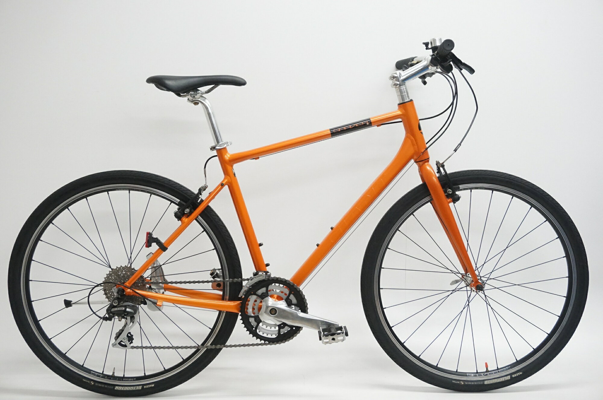 ■商品情報メーカーサイズ:Mシートチューブ(C-T): 500mmトップチューブ(C-C):555mm(ホリゾンタル換算)適応身長:170-185cm(目安)重量:約11.2kgフレーム材質:アルミフロントフォーク:スチールレバー:SHIMANOフロントディレイラー:SHIMANOリアディレイラー:SHIMANOブレーキ:TEKTROクランク:FSA 48-38-28Tスプロケット:SHIMANO 11-32Tシートポスト:純正 27.2mmハンドル:純正 590mmステム:純正 110mmサドル:GIANTホイール:純正タイヤ:27.5×1.0変速段数:3x8付属品:ペダル■状態整備済みの車体です。使用に伴うキズやヨゴレはございますが致命的なダメージはありません。グリップとチェーンを新品に交換しています。前後のブレーキシューが摩耗していますが、まだ使用可能な範囲と判断しています ■注意事項【在庫について】 在庫管理は細心の注意を払い行なっておりますが、システムの都合により在庫有と表記の商品につきましても、実在庫の反映との時間差により在庫が無い場合がございます。弊社はそれに伴う全てにおいて一切の責任は負いかねます事、何卒ご了承くださいませ。ご注文頂きました商品のご用意が出来かねました場合は、お電話とメールにてキャンセルご承諾お願いのご連絡をさせて頂きます。【掲載画像について】撮影方法やお客様の閲覧環境により、実際の商品とは違った色の見え方となる場合がございます。上記理由による返品、変更、キャンセルは一切お受け致しかねますまたシステム等の不備により、商品ページに別商品が含まれている、別カラー・仕様が掲載されている、商品情報に誤表記がある場合がございますご不明点がございましたら必ずご注文前にお問い合わせくださいませ。