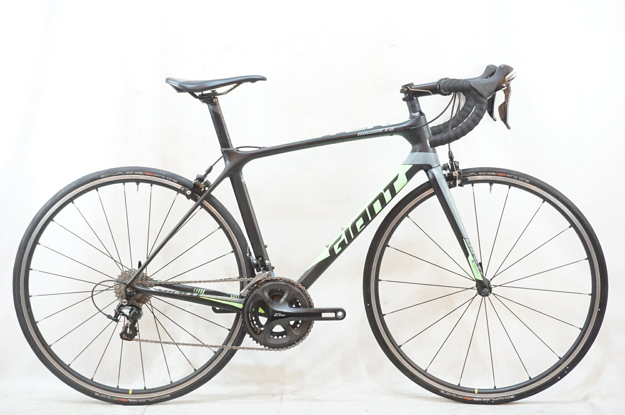 ■商品情報 メーカーサイズ:M シートチューブ(C-T):470mm トップチューブ(C-C):550mm(ホリゾンタル換算) 適応身長:170-185cm(目安) 重量:約7.7kg フレーム材質:カーボン フロントフォーク:カーボン メインコンポ:SHIMANO 105 5800 クランク:50-34T 172.5mm スプロケット:11-28T シートポスト:専用 ハンドル:420mm ステム:100mm ホイール:MAVIC KSYRIUM S 25 タイヤ:700x25C 変速段数:2x11 付属品:なし(ペダル付属なし) ■状態 使用に伴うキズやヨゴレがございます。 ブラケットカバーにべたつき、破れがございます。 金属パーツに僅かなサビがございます。 前後タイヤに劣化、ひび割れがございます。 BB周辺、チェーンステー内側にチェーン落ち傷がございます。 ■注意事項【在庫について】 在庫管理は細心の注意を払い行なっておりますが、システムの都合により在庫有と表記の商品につきましても、実在庫の反映との時間差により在庫が無い場合がございます。弊社はそれに伴う全てにおいて一切の責任は負いかねます事、何卒ご了承くださいませ。ご注文頂きました商品のご用意が出来かねました場合は、お電話とメールにてキャンセルご承諾お願いのご連絡をさせて頂きます。【掲載画像について】撮影方法やお客様の閲覧環境により、実際の商品とは違った色の見え方となる場合がございます。上記理由による返品、変更、キャンセルは一切お受け致しかねますまたシステム等の不備により、商品ページに別商品が含まれている、別カラー・仕様が掲載されている、商品情報に誤表記がある場合がございますご不明点がございましたら必ずご注文前にお問い合わせくださいませ。
