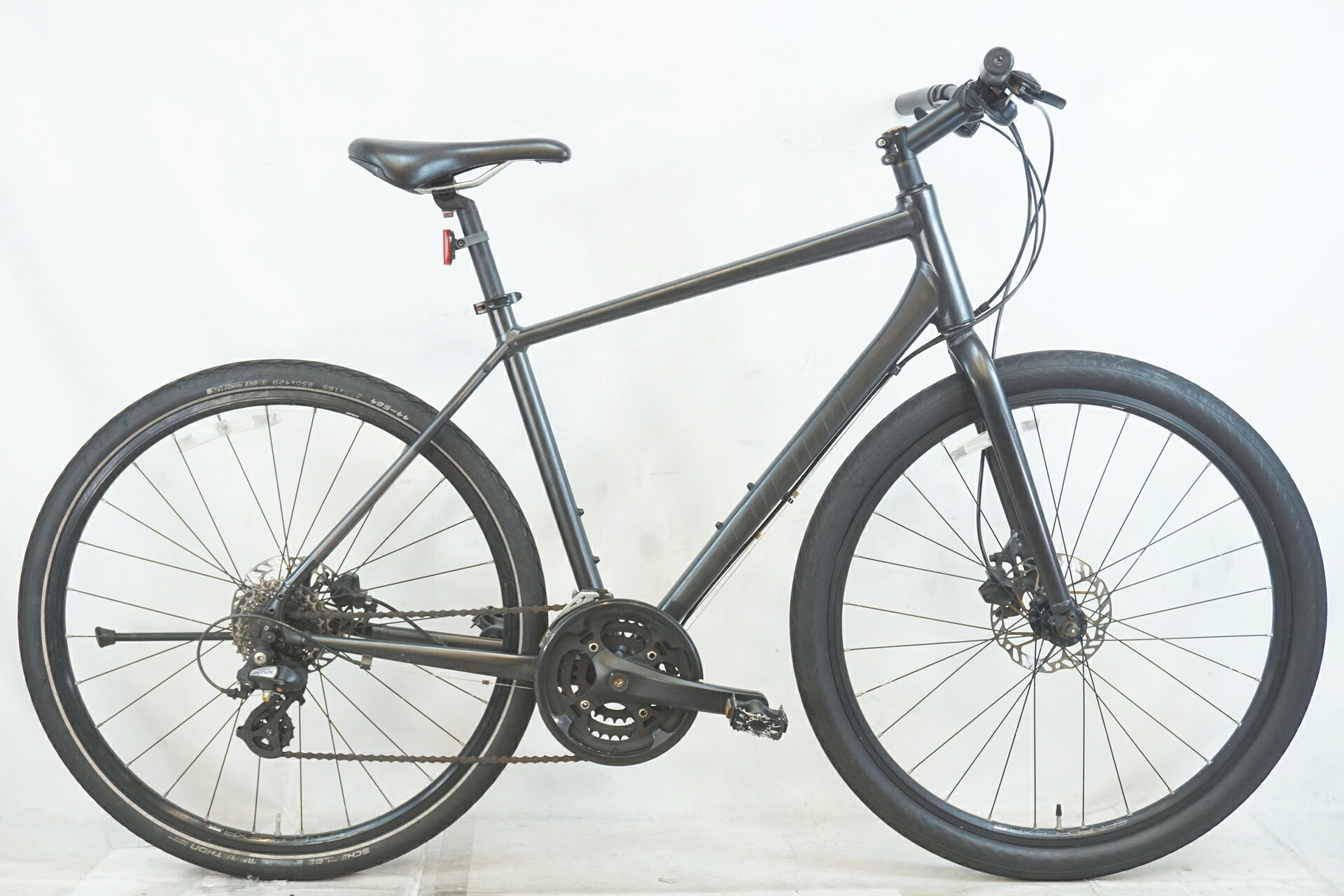 ■商品情報メーカーサイズ:Mシートチューブ(C-T): 500mmトップチューブ(C-C):565mm(ホリゾンタル換算)適応身長:170-185cm(目安)重量:約12.27kgフレーム材質:アルミフロントフォーク:アルミレバー:SHIMANOフロントディレイラー:SHIMANO TY710リアディレイラー:SHIMANO ALTUSブレーキ:TEKTROクランク:PROWHEEL SWIFT 48-38-28T 170mmスプロケット:SHIMANO HG41 11-32Tシートポスト:純正 27.2mmハンドル:純正 590mmステム:純正 110mmサドル:純正ホイール:純正タイヤ:F:27.5×1.75 / R:27.5×1.65変速段数:3x8付属品:ペダル■状態全体的にキズやヨゴレ、サビ、使用感が強い状態です。フロントフォークに曲がりあります。ブレーキシューやワイヤー類等の消耗品の交換、およびメンテナンスが必要です。未整備動作未確認、修理や保証対象外のお品物とさせていただきます。【ジャンク品について】・本商品は現状で使用に問題があると弊社で判断をした商品です・記載のない箇所につきましても一切、保証対応は致しておりません・上記状態をご理解の上、お客様の責任のもとご注文・ご使用をお願い致します。 ■注意事項【在庫について】 在庫管理は細心の注意を払い行なっておりますが、システムの都合により在庫有と表記の商品につきましても、実在庫の反映との時間差により在庫が無い場合がございます。弊社はそれに伴う全てにおいて一切の責任は負いかねます事、何卒ご了承くださいませ。ご注文頂きました商品のご用意が出来かねました場合は、お電話とメールにてキャンセルご承諾お願いのご連絡をさせて頂きます。【掲載画像について】撮影方法やお客様の閲覧環境により、実際の商品とは違った色の見え方となる場合がございます。上記理由による返品、変更、キャンセルは一切お受け致しかねますまたシステム等の不備により、商品ページに別商品が含まれている、別カラー・仕様が掲載されている、商品情報に誤表記がある場合がございますご不明点がございましたら必ずご注文前にお問い合わせくださいませ。